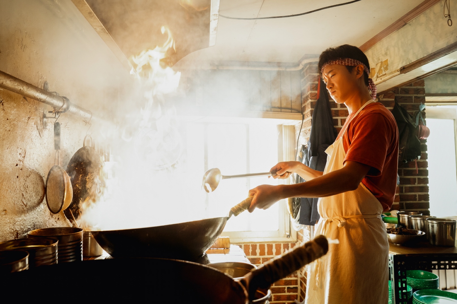 趙宇鎮在片中放下刀槍、拿起菜刀，直攻熱氣騰騰的料理世界。（采昌提供）