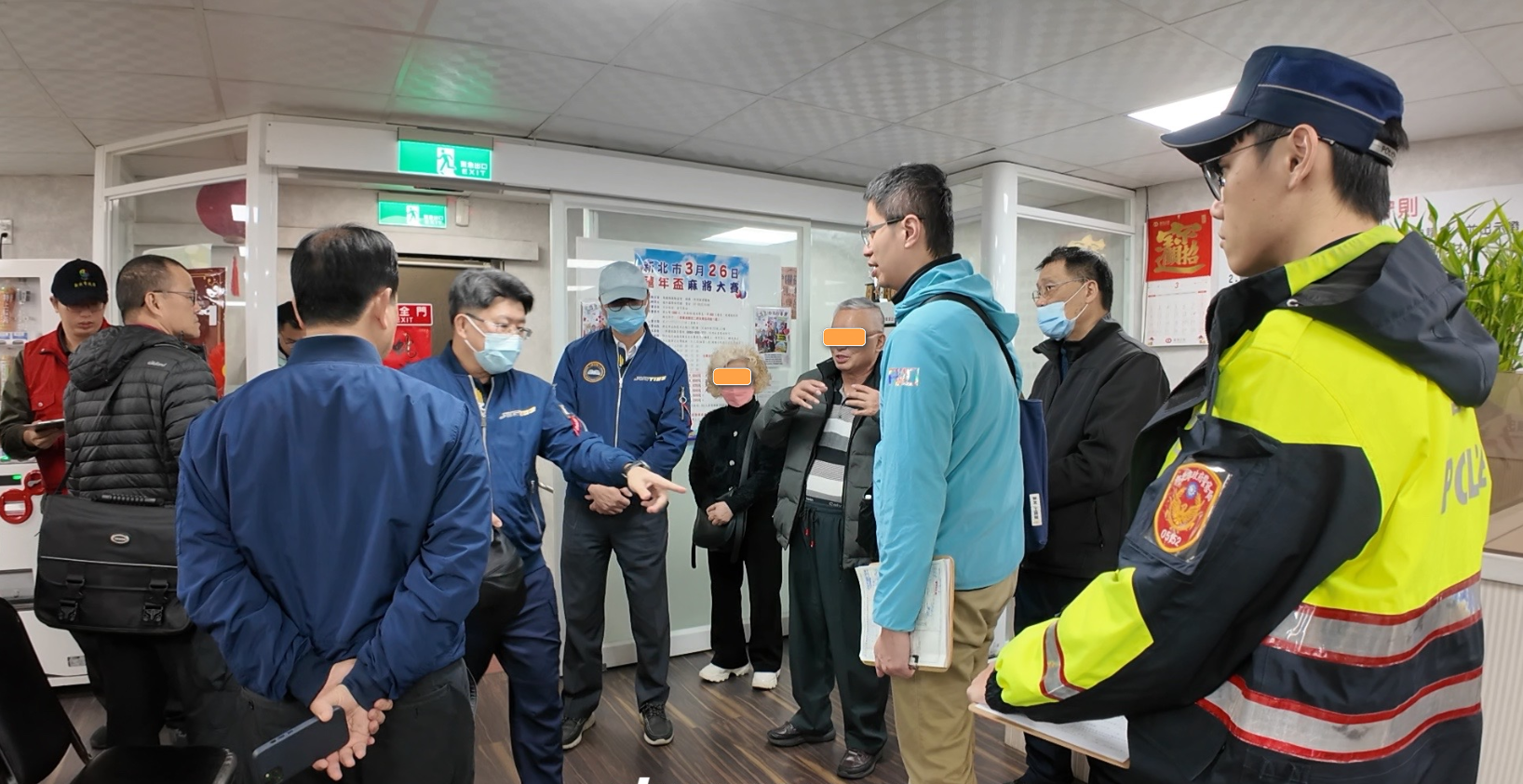 永和區藏匿於民宅2樓棋牌社，市府公安小組向負責人說明相關法令規定。（警方提供）