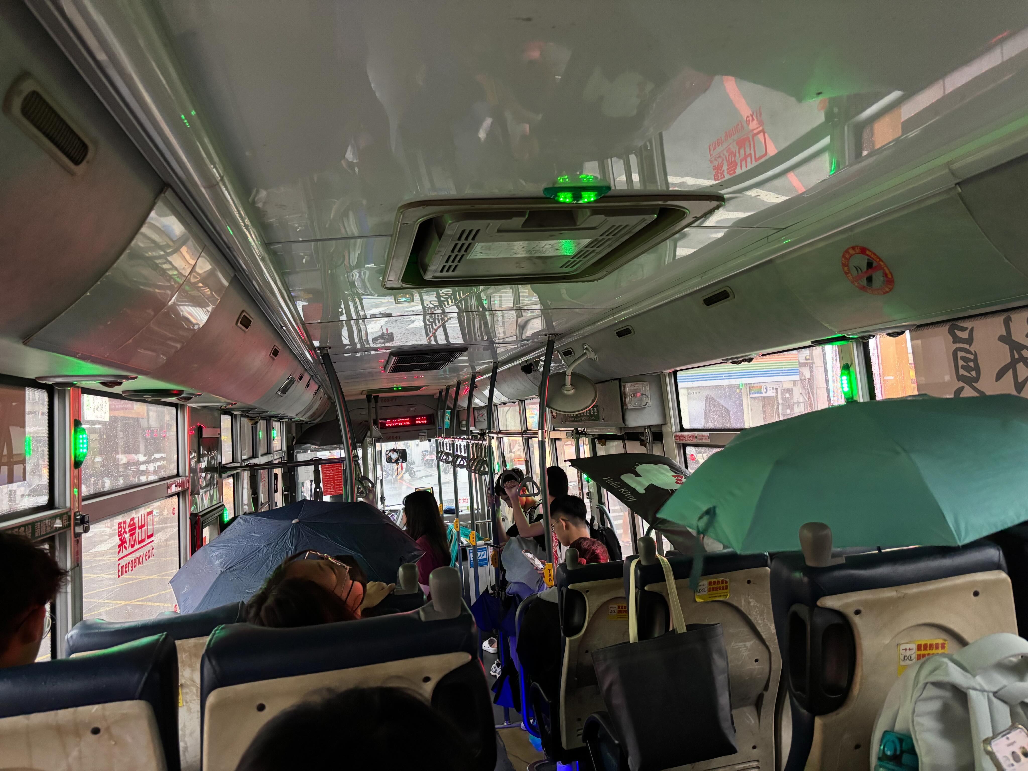 有民眾搭乘彰化縣員林客運時，發現車頂不斷漏水，只好在車內撐起雨傘。（翻攝自threads＠n.ated_）