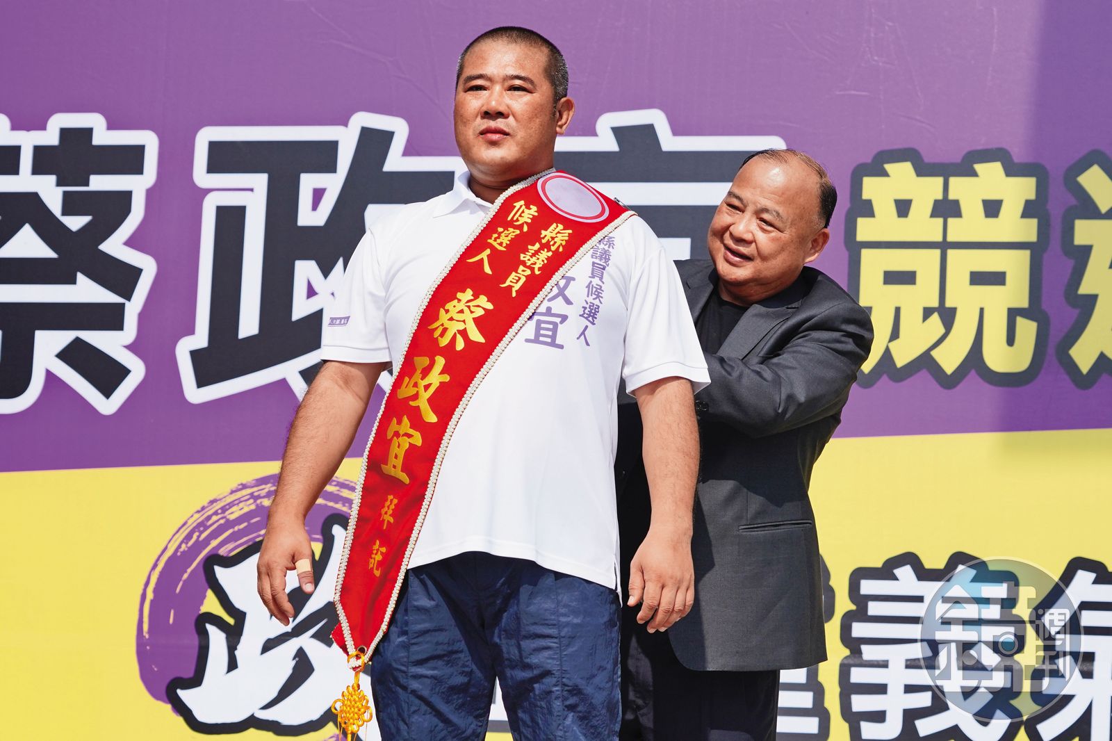 蔡政宜（左）3年前轉戰政壇，以第一高票贏得嘉義縣議員寶座，引起各界議論