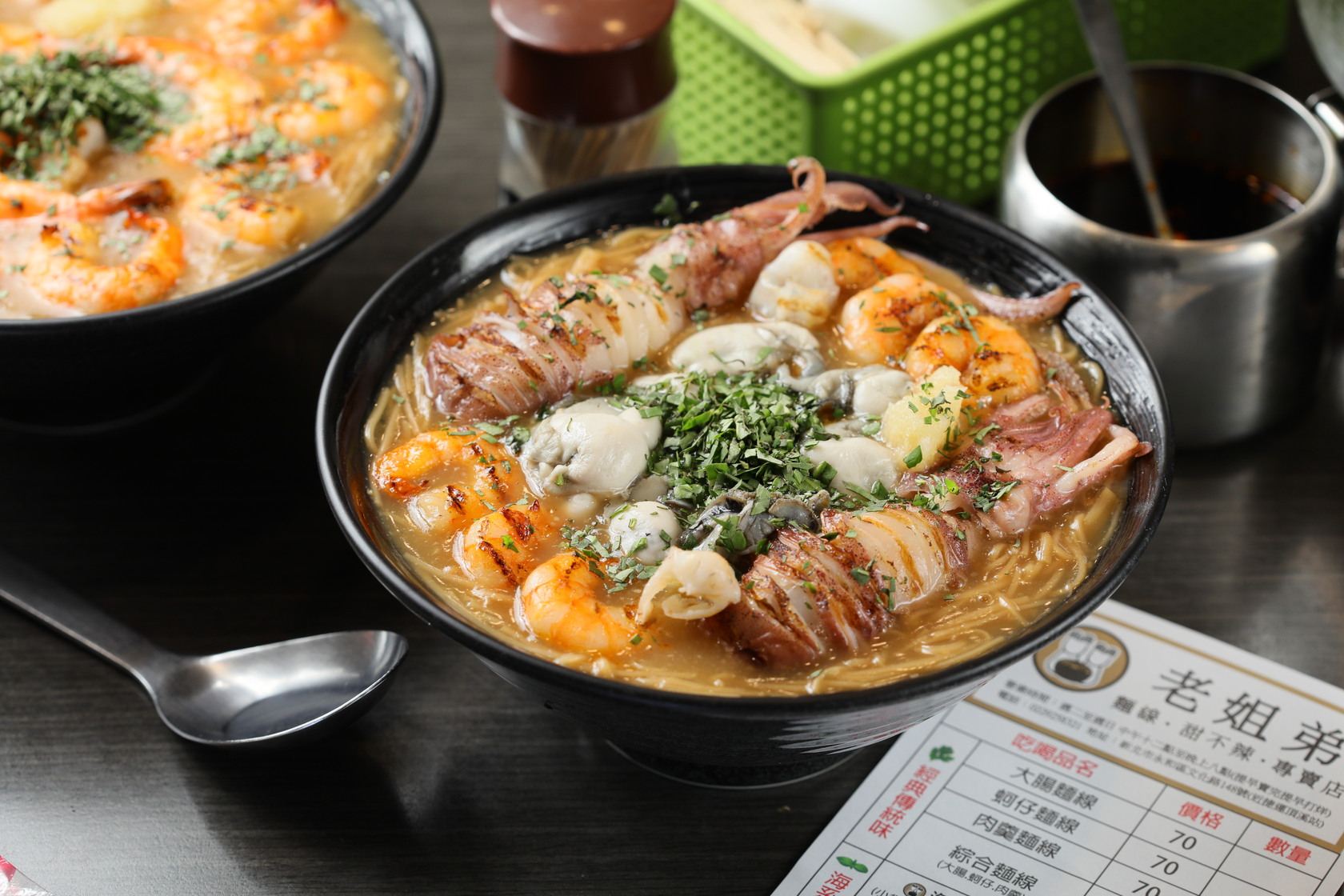 「海底麵線2.0」給出雙倍海鮮，包含兩隻小卷、白蝦及鮮蚵。（190元／份）