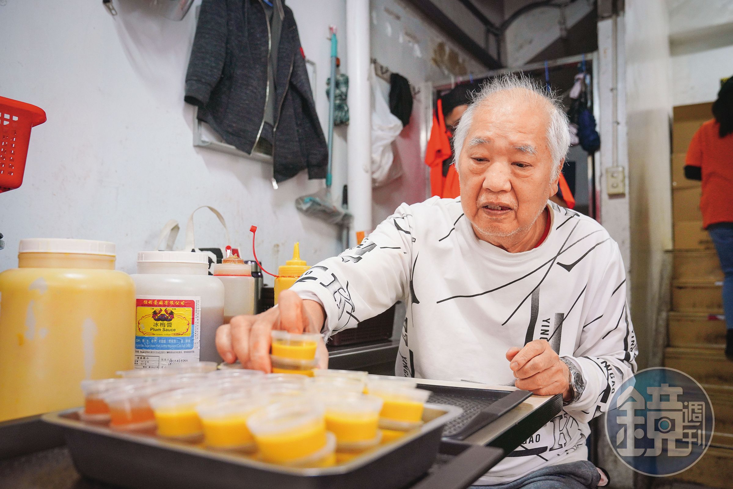 東門鴨莊創辦人陳松根,失智後因房租收入被轉到孫子名下,付不出養老院的錢,被姚美貞母女接回照顧。