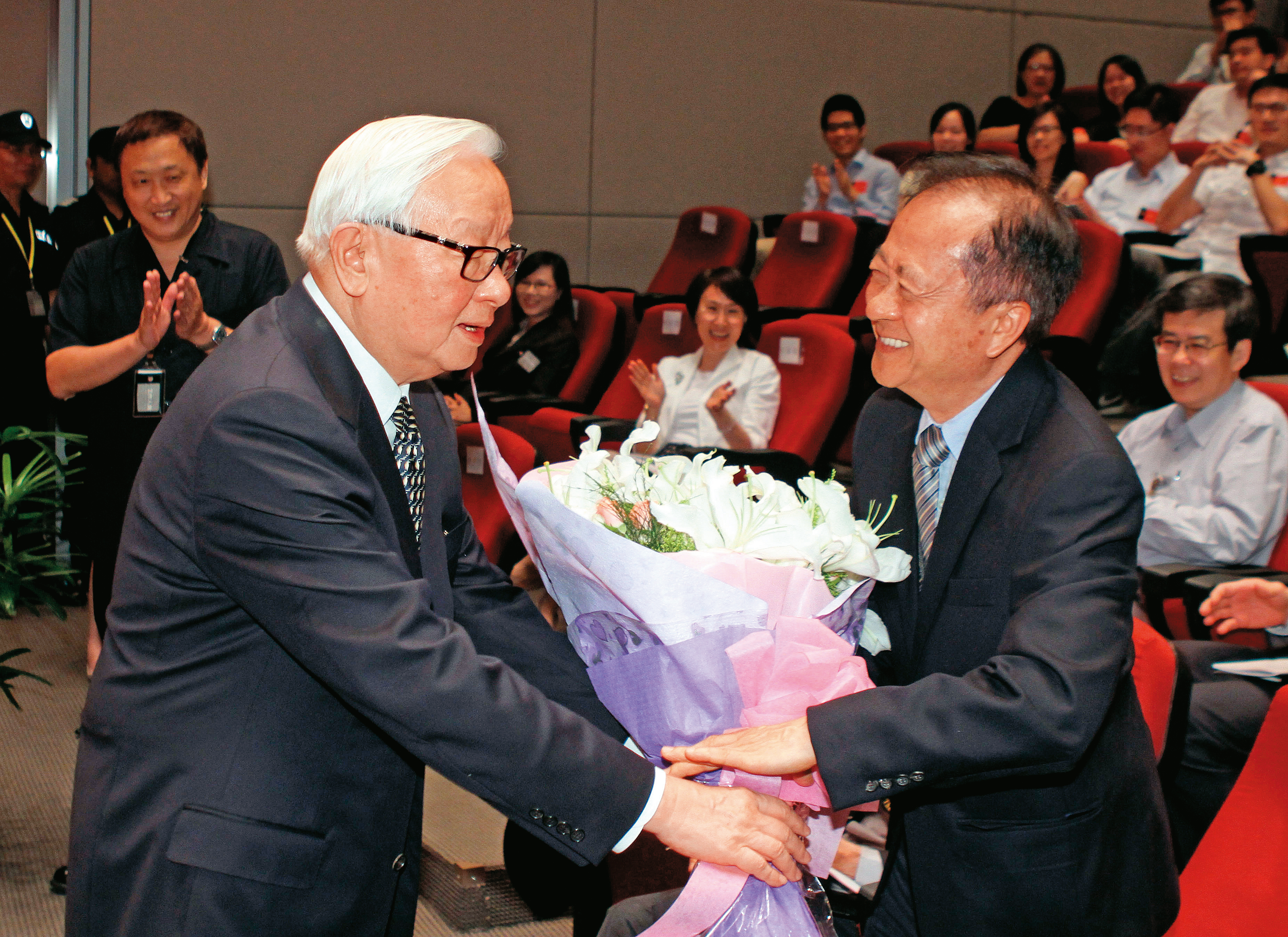 2009年台積電前研發大將蔣尚義跟著創辦人張忠謀回鍋台積電，就已開始著手規劃研發先進封裝技術。（聯合知識庫）