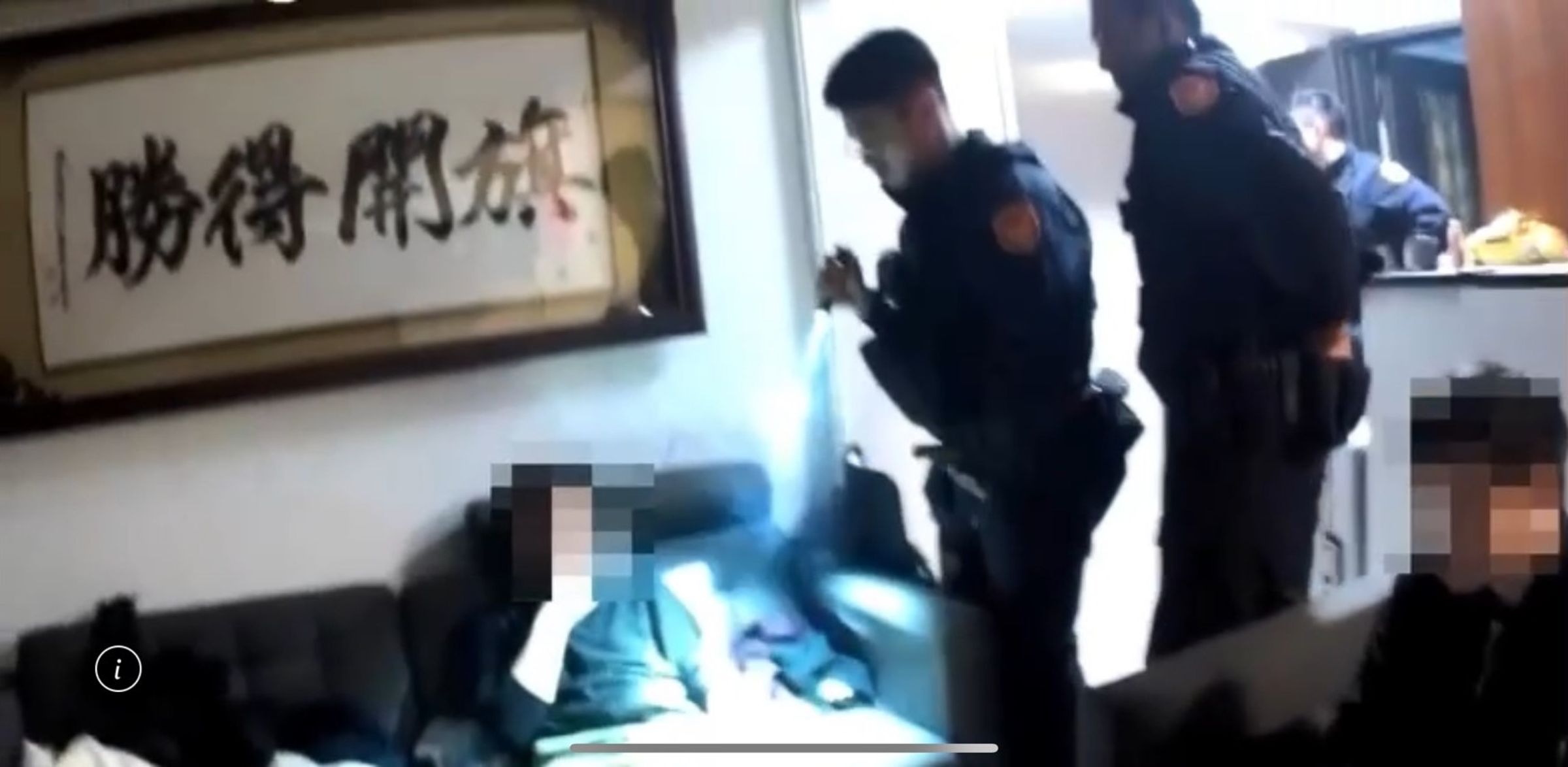 警方破門進入陳男家中,陳男(左)不認為自己要債行為有錯。(翻攝畫面)