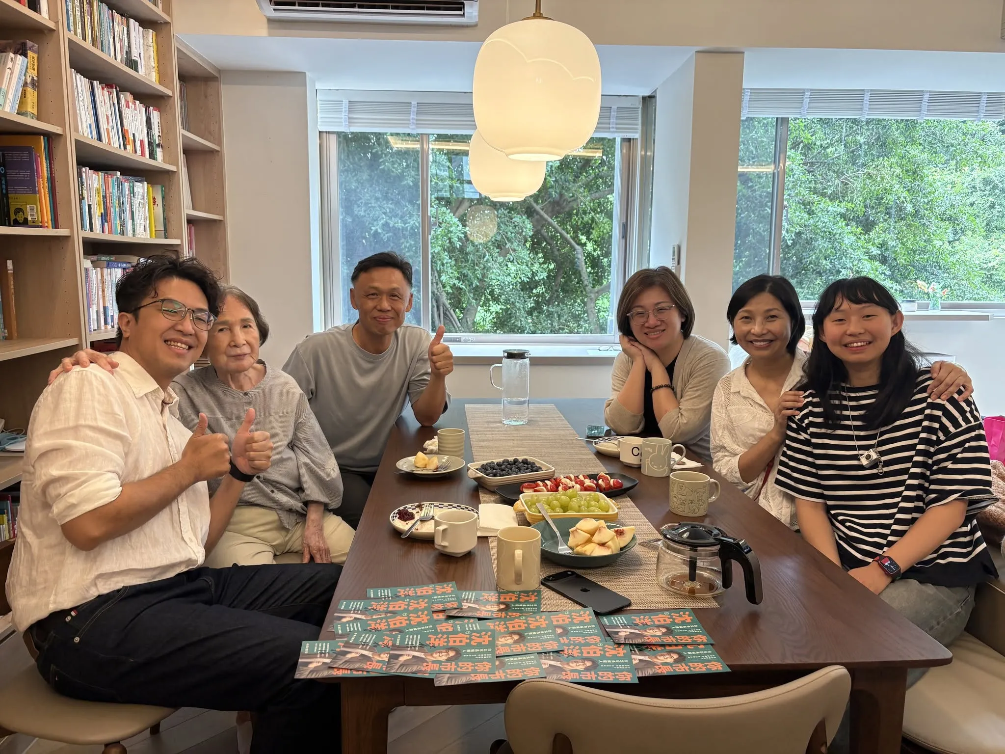 親子天下創辦人曝婆婆為見沈伯洋「自動走路拉筋練身體」。（翻攝自何琦瑜臉書）
