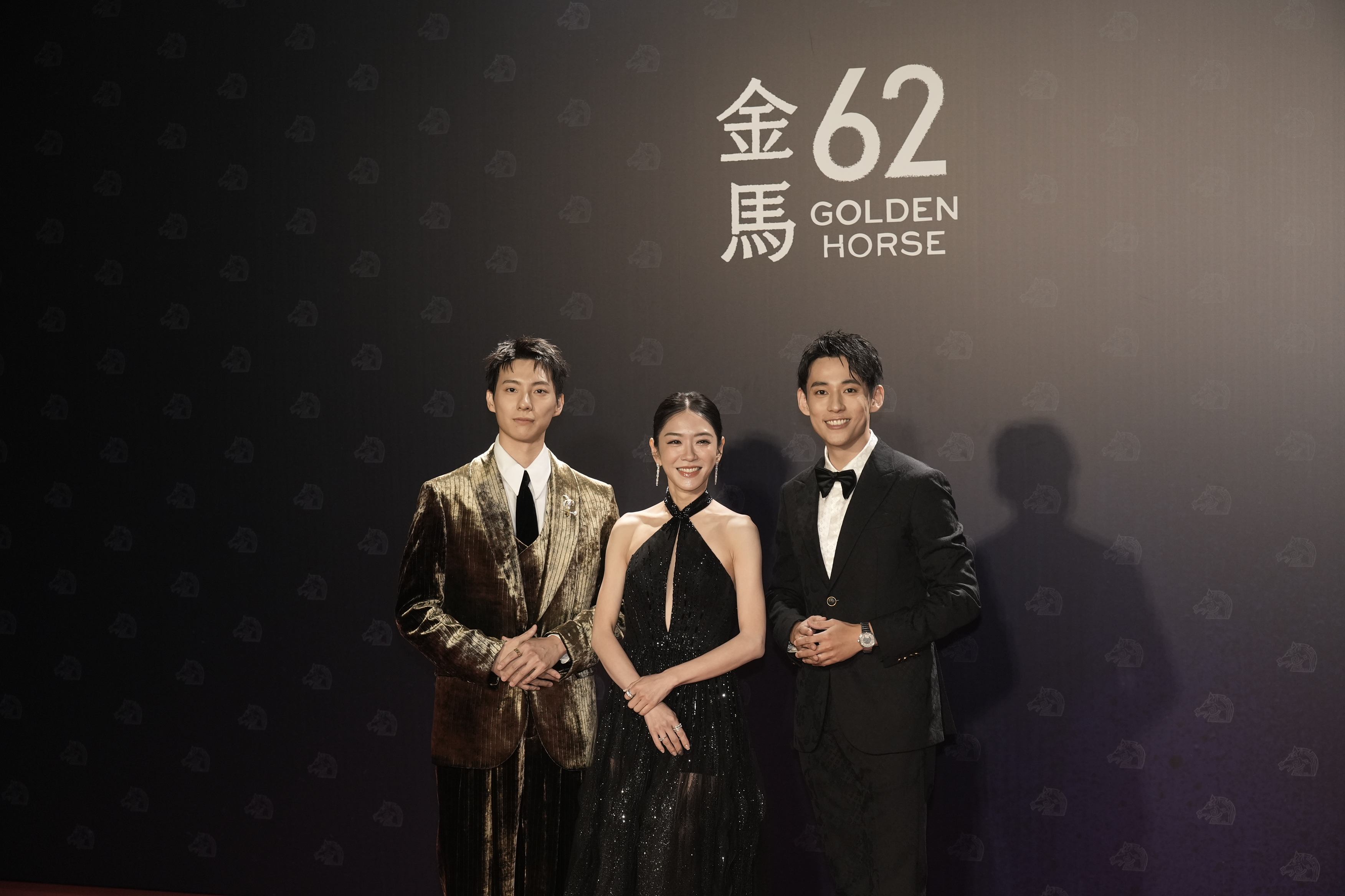 金馬62紅毯主持人左起徐鈞浩、楊千霈、彭千祐。