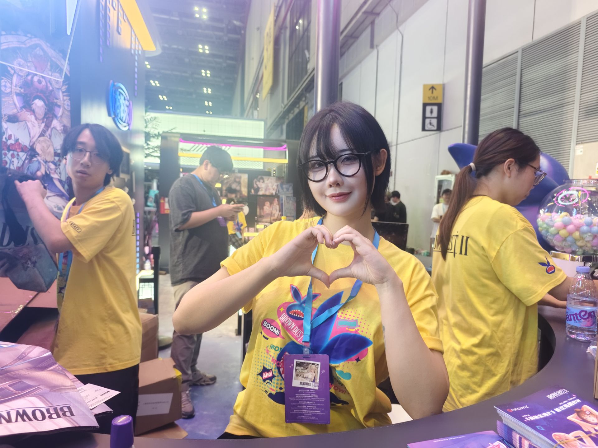 南韓職業Coser「Yasal」到中國出席動漫展，疑似太過性感遭中國博主檢舉報復，只能在攤位幫忙。（翻攝自微博）