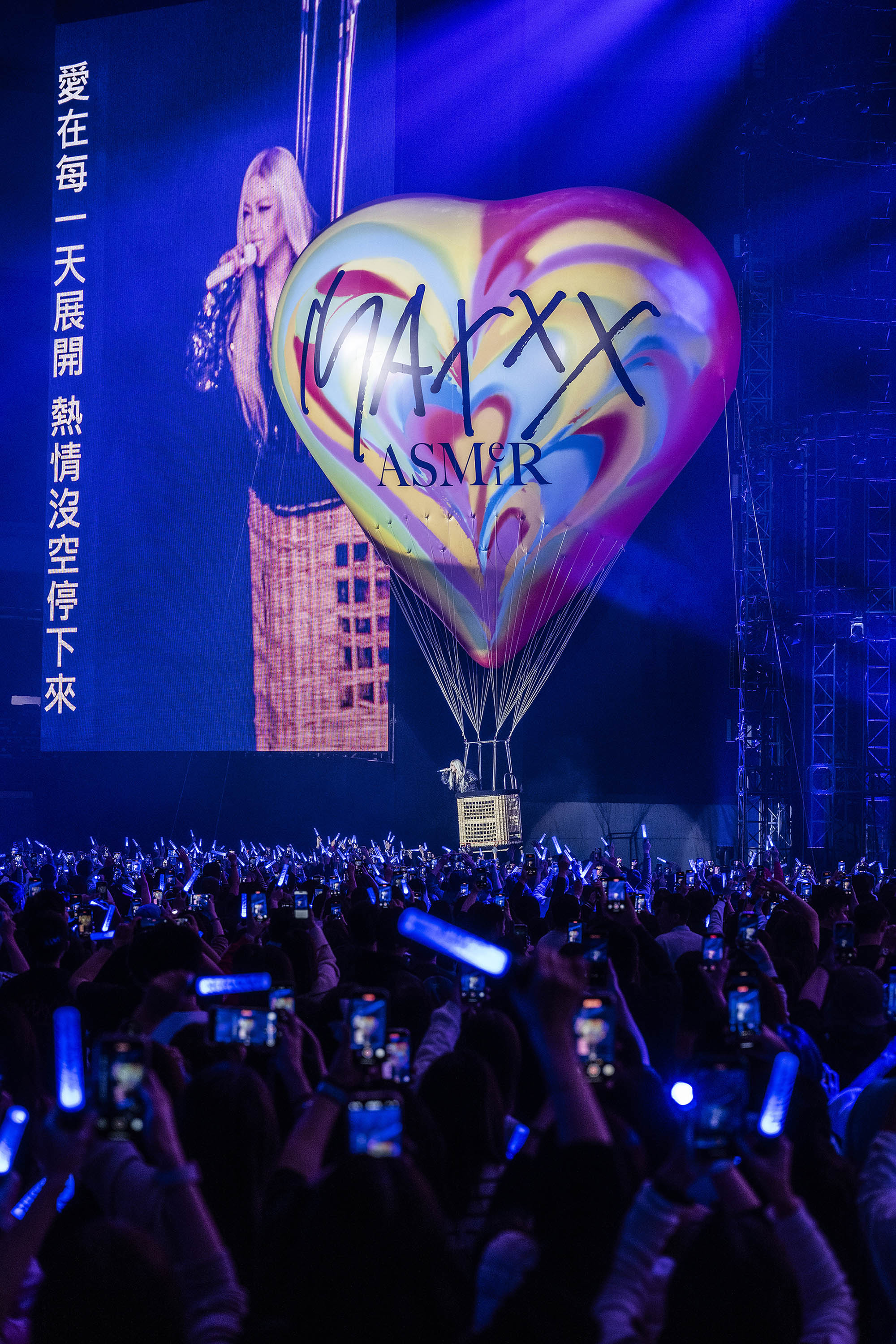 aMEI搭乘心型熱氣球升至5層樓高度,環場演唱〈我要飛〉〈渴了〉。(聲動娛樂提供)