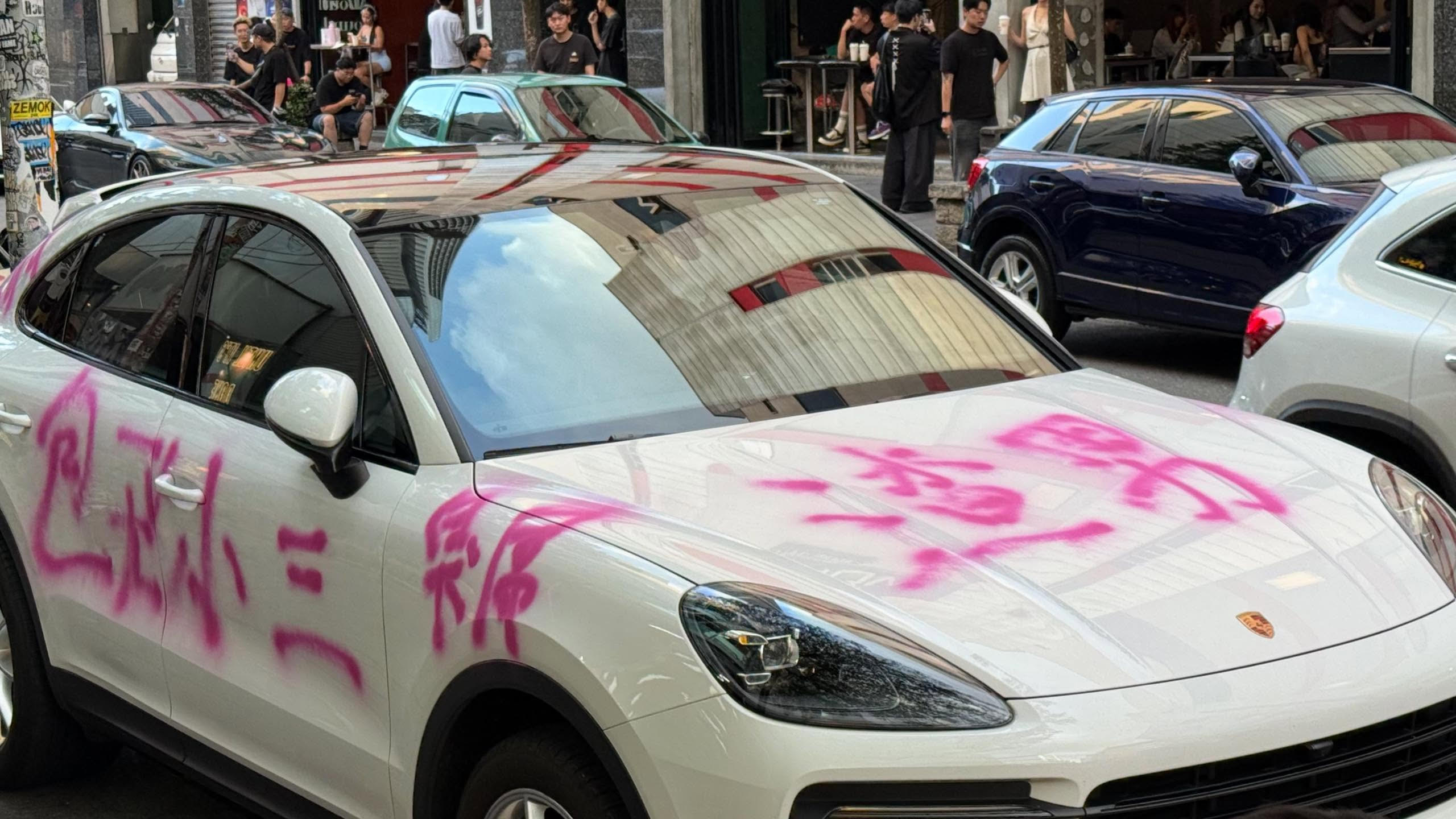 一名女網友為替慘遭背叛的閨蜜復仇，在渣男的跑車上噴漆洩憤。（翻攝threads@@6leooo1）
