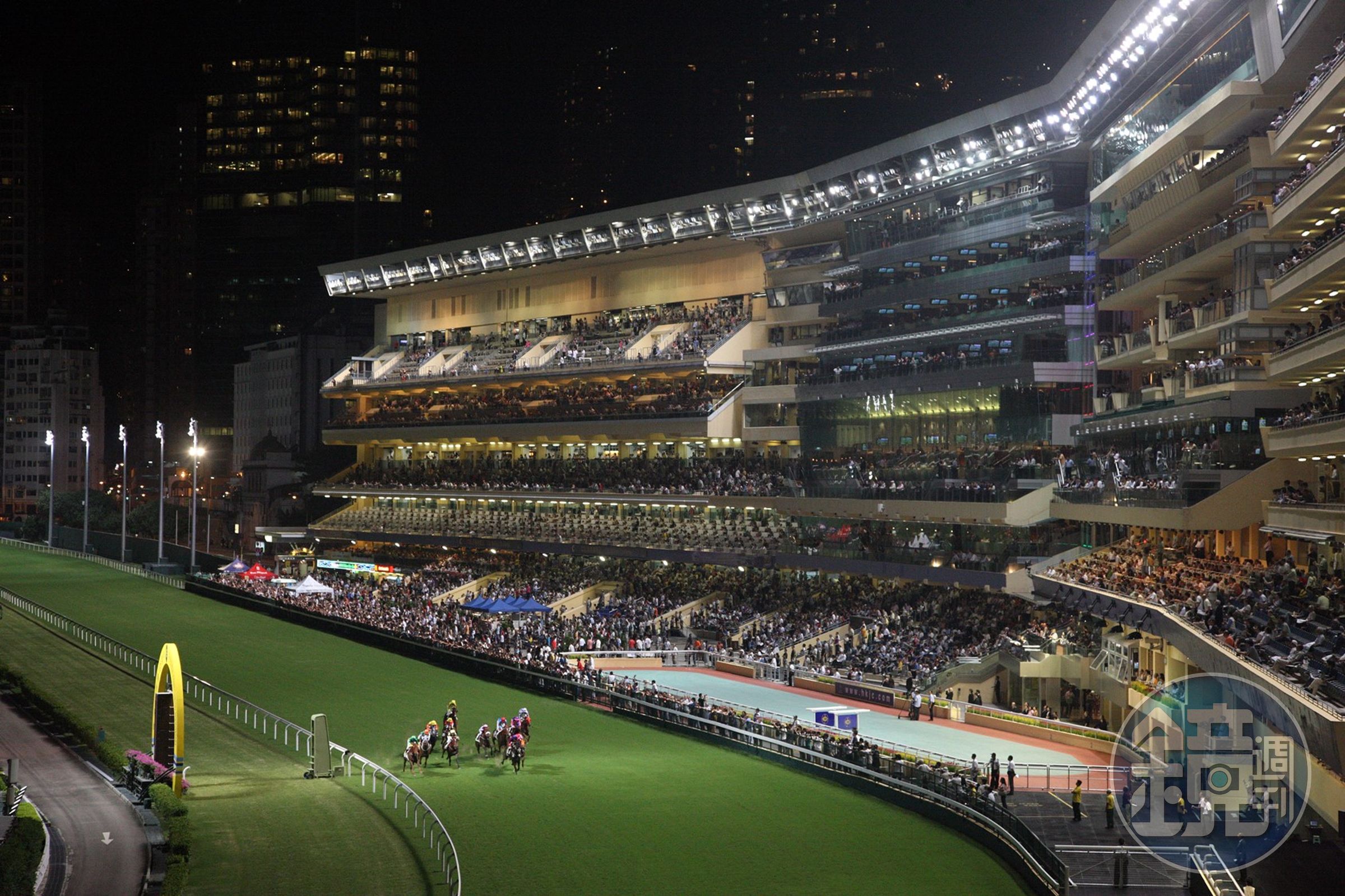 賓客在Vantage可享受各款美食佳釀,並從3樓看台俯瞰賽馬在香港天際線下競賽的獨特角度。(香港賽馬會提供)
