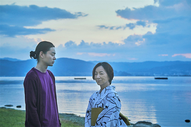 菅田將暉（左）與原田美枝子（右）主演電影《百花》改編自川村元氣的同名小說，也是川村的導演處女作。（車庫娛樂提供）