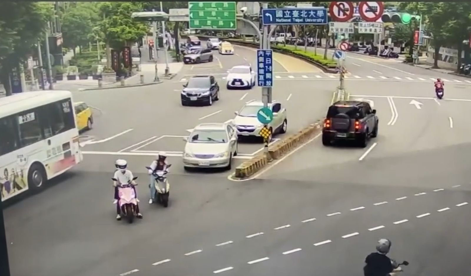 網友曝光肇事駕駛撞車後逃逸畫面,僅1分鐘後釀成3死悲劇,而其中1名死者就是畫面中停在該駕駛前方的黑色摩托車女騎士。(翻攝自threads @qq.amos)