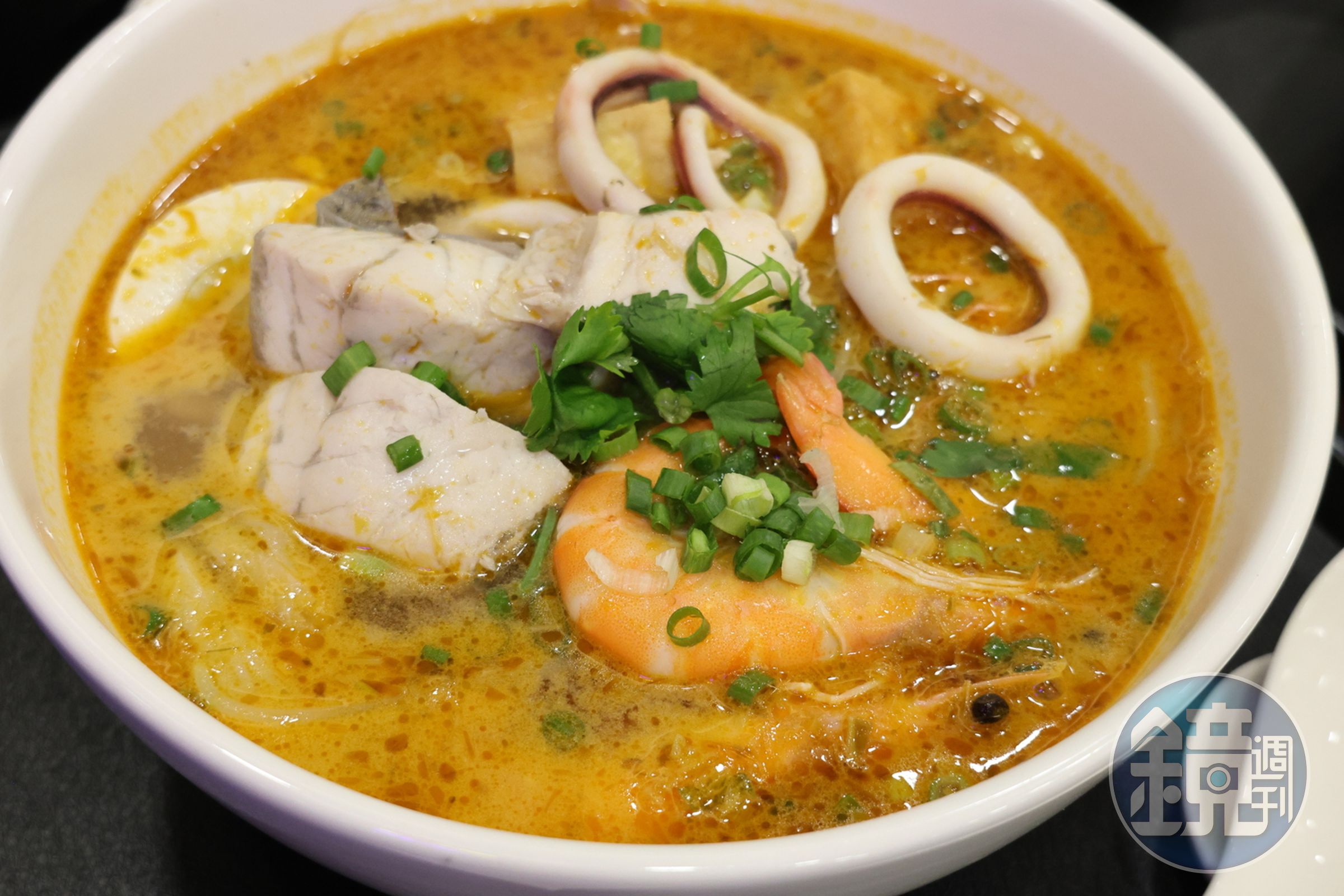 「泰式酸味總匯海鮮河粉」料多湯濃，值得一試。（220元／碗）