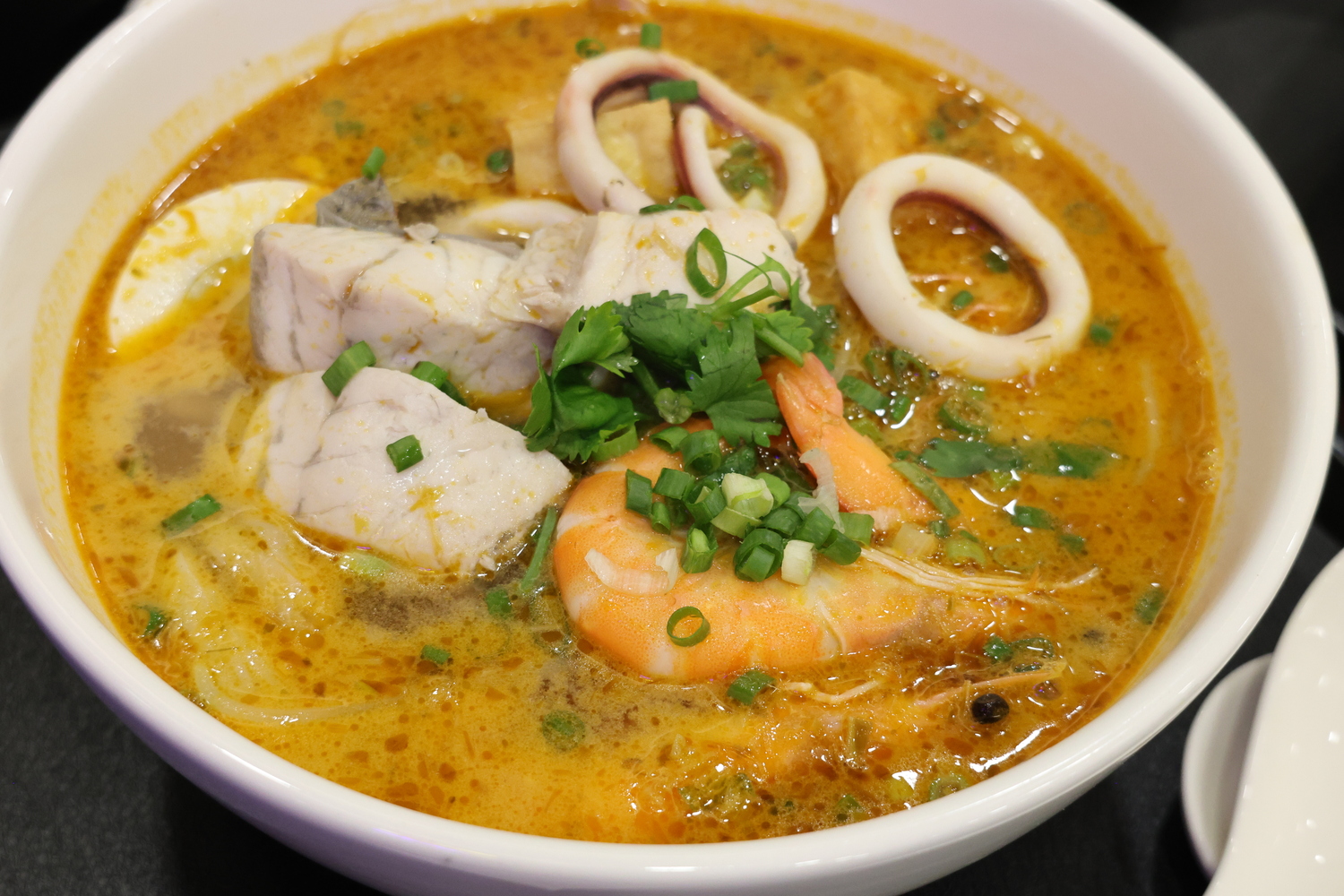 「泰式酸味總匯海鮮河粉」料多湯濃，值得一試。（220元／碗）