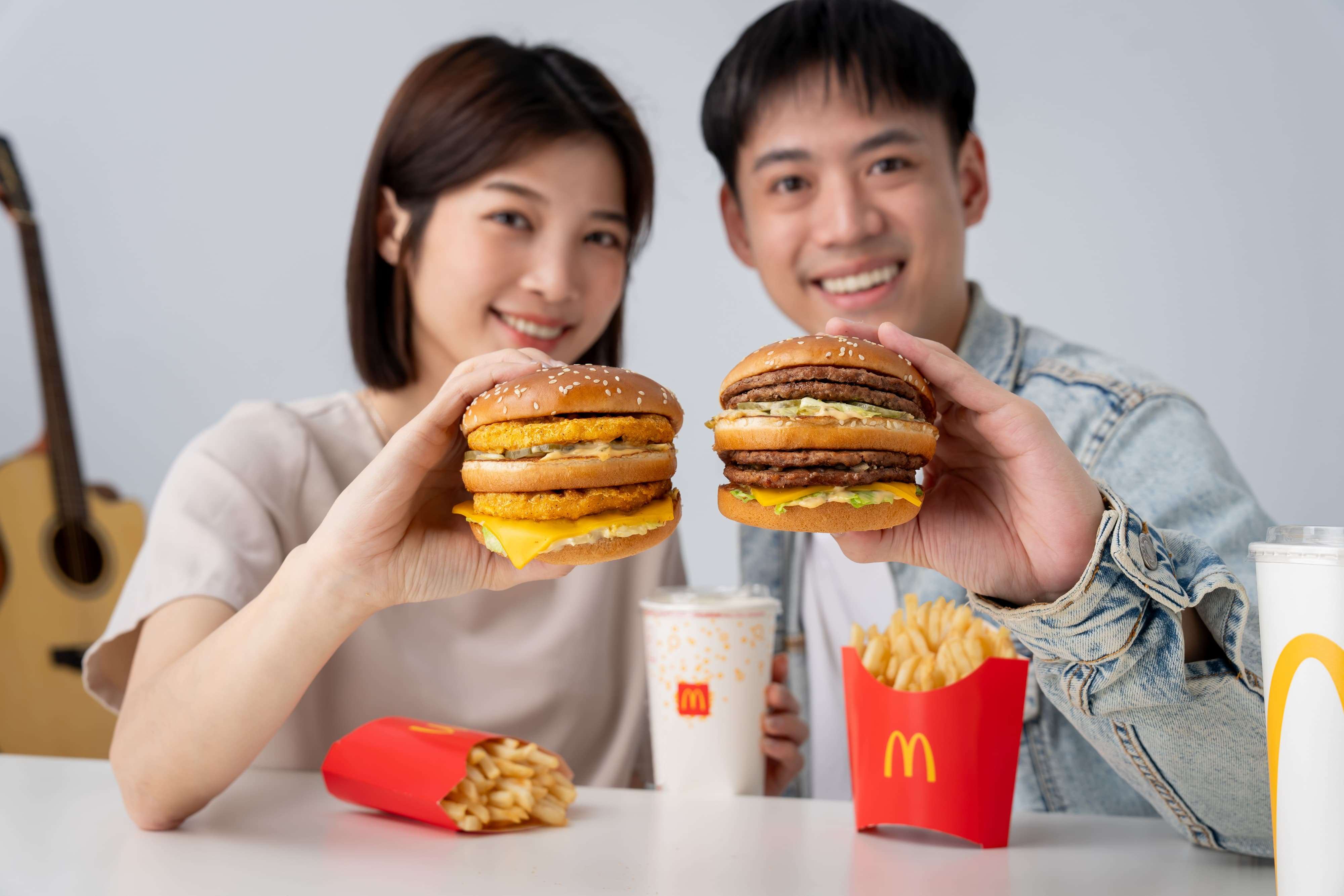 麥當勞「無敵大麥克」與「香鷄大麥克」3/4起重磅回歸
經典口訣全新演繹!動力火車聯手派偉俊為麥當勞打造全新「大麥克點起來」
「大麥克系列戰勝套餐」、APP加碼「台灣尚勇!APP應援優惠」熱血應援!