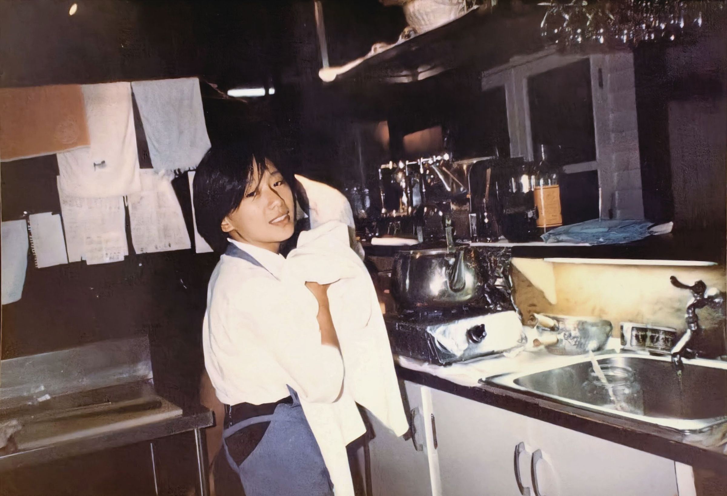 魏幸怡17歲入行，從吧台工作學起。（麻葉餐飲提供）