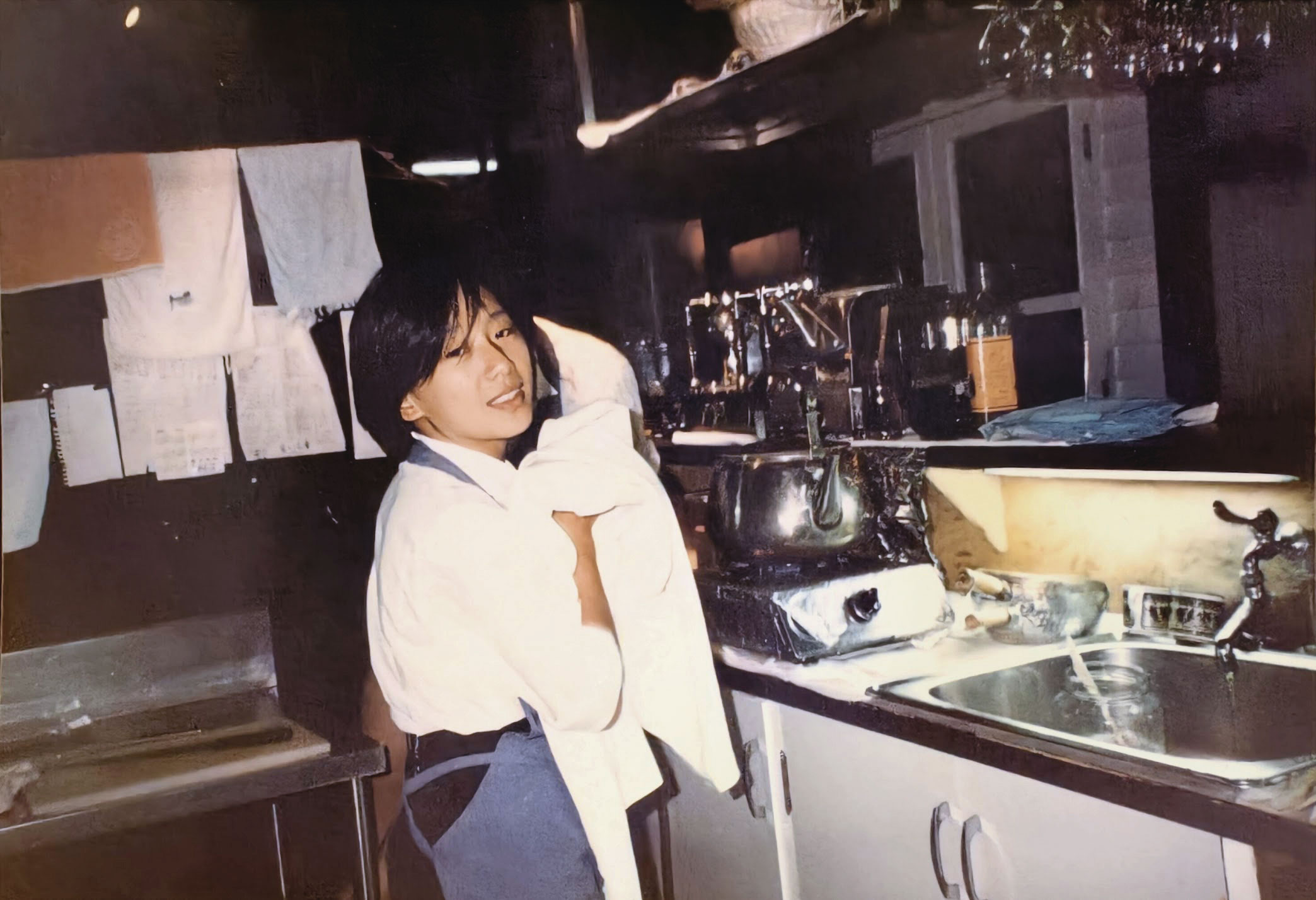 魏幸怡17歲入行，從吧台工作學起。（麻葉餐飲提供）
