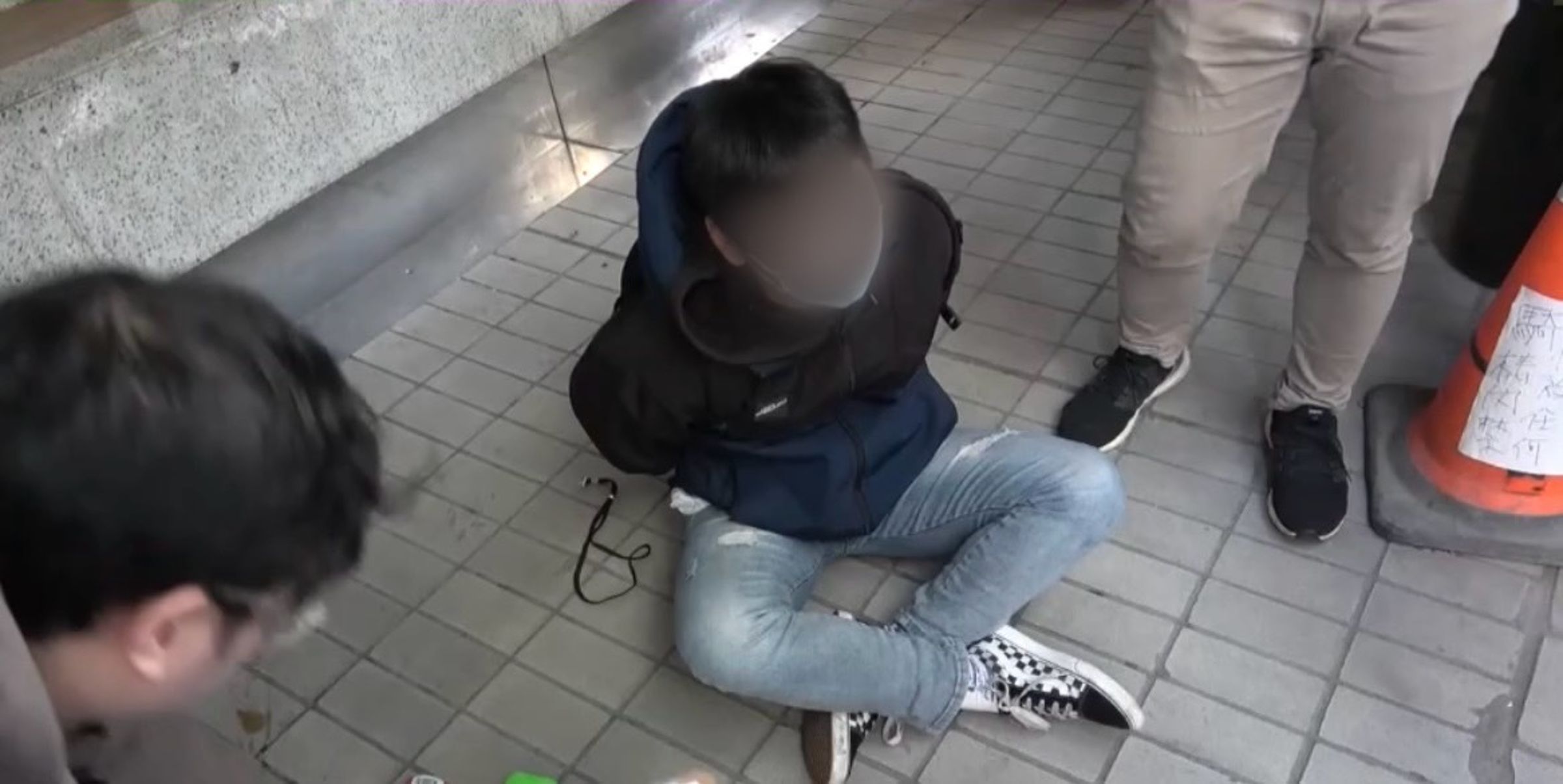 新北警方逮捕詐團份子。(警方提供)