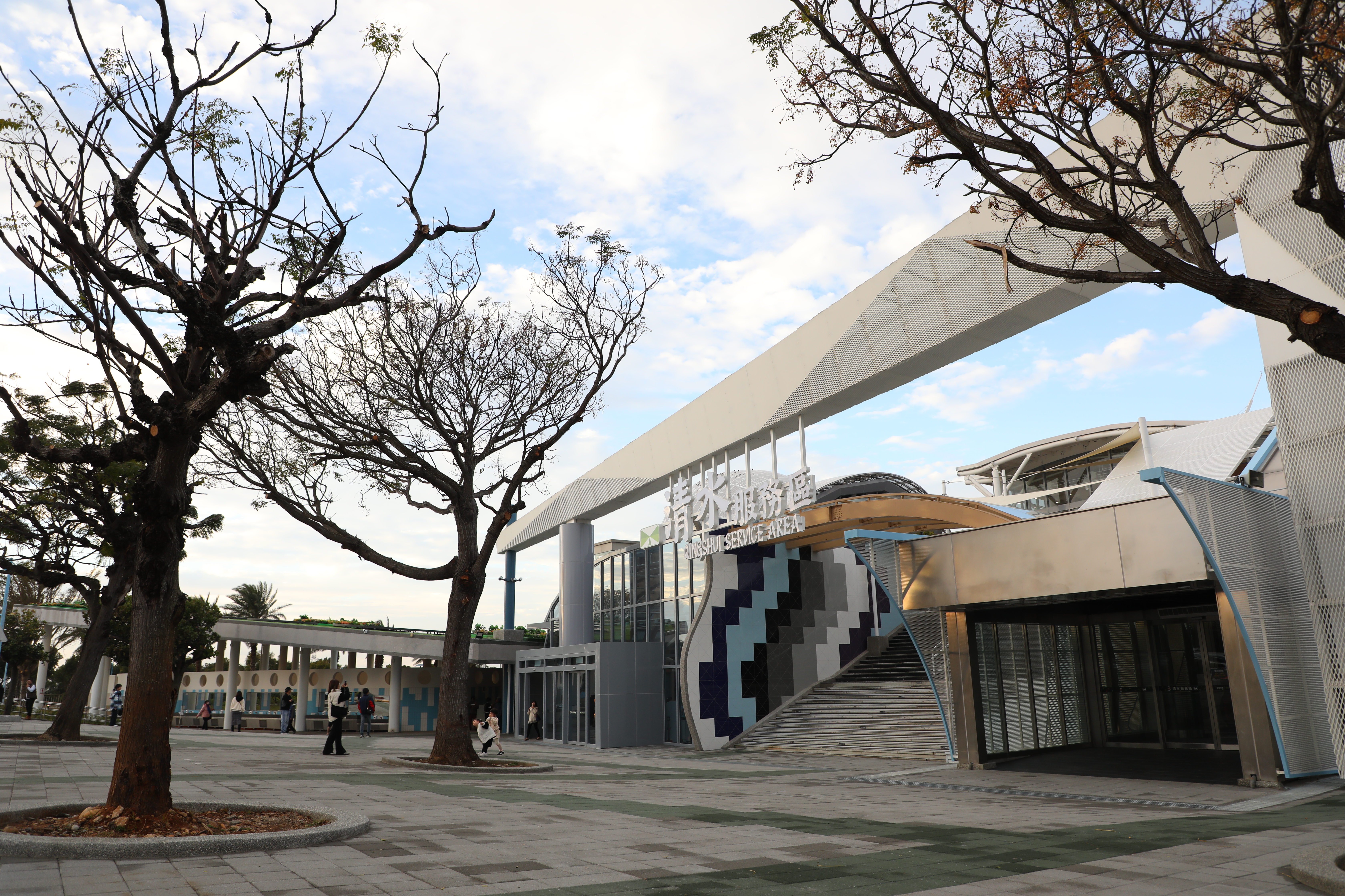 有網友拍下，清水服務區一名清潔人員拿拖把擦拭桌面。（本刊資料照）