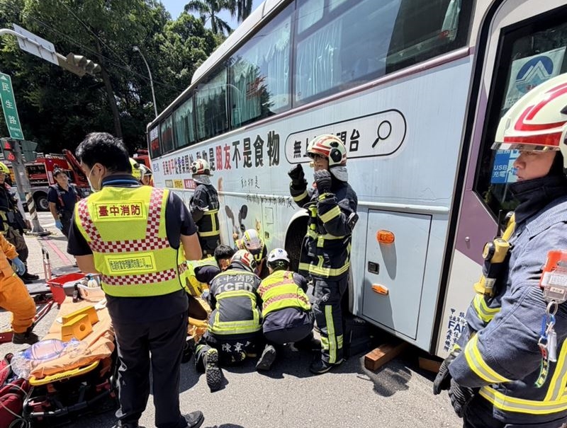 台中市1名新加坡籍女子昨日過馬路時遭國光客運撞上。(翻攝畫面)