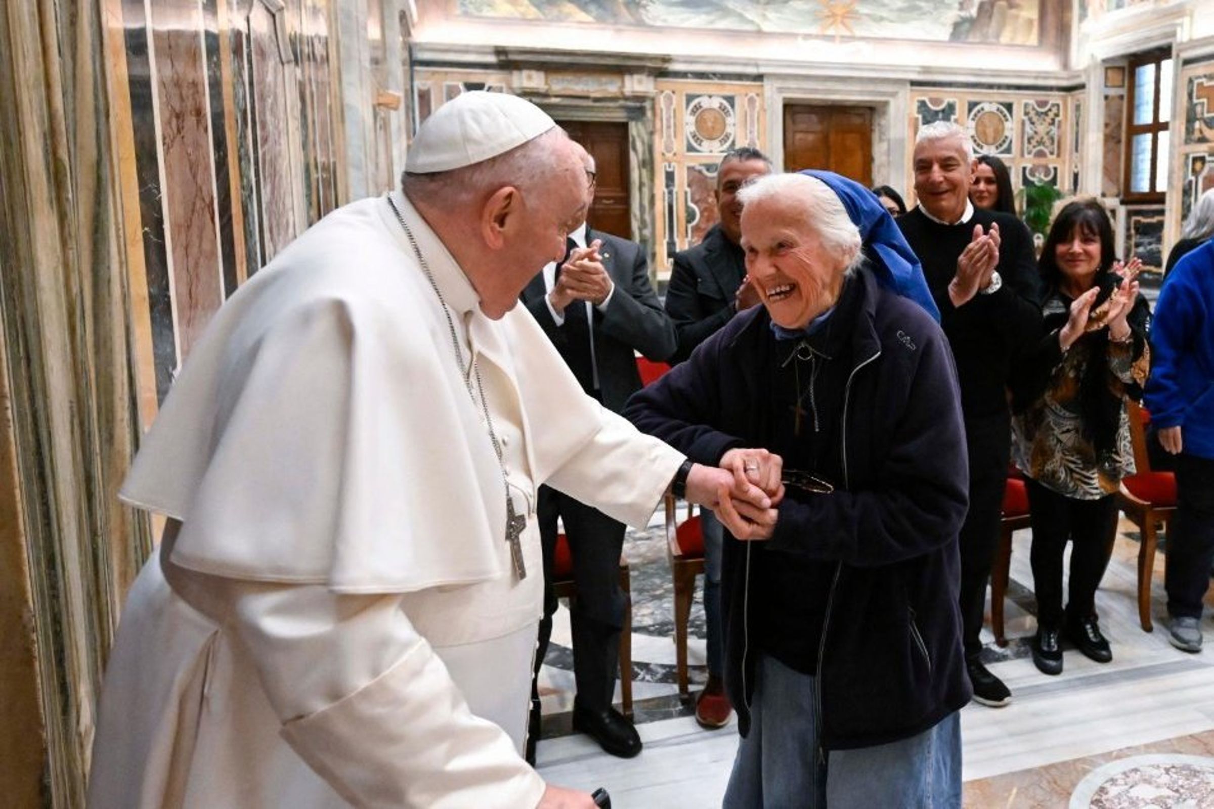 珍妮維耶芙（右）與方濟各是認識超過40年的好友。（翻攝X@vaticannews_pt）