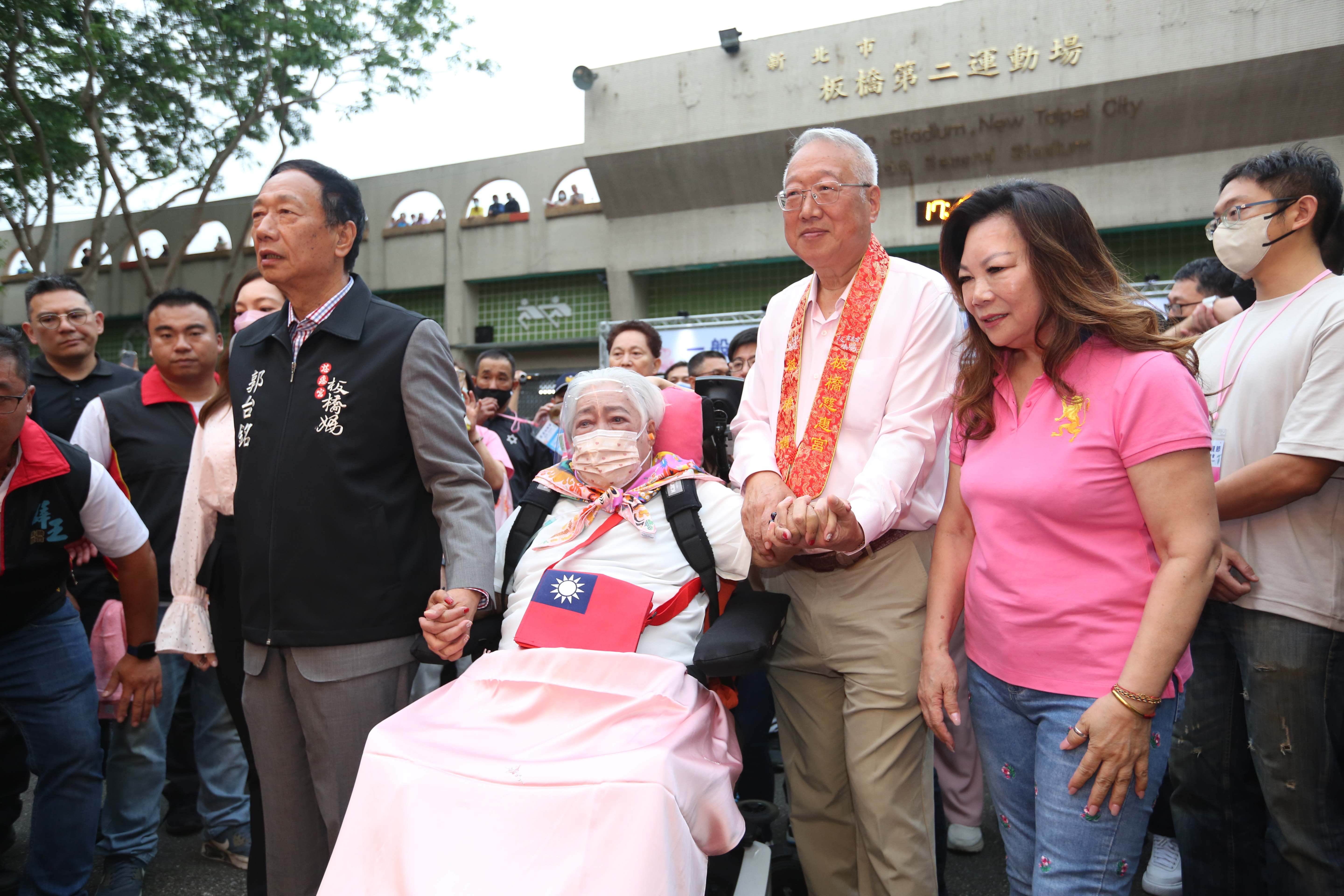 鴻海集團創辦人郭台銘的母親郭初永真女士今日於台北醫學大學附設醫院安詳辭世。
