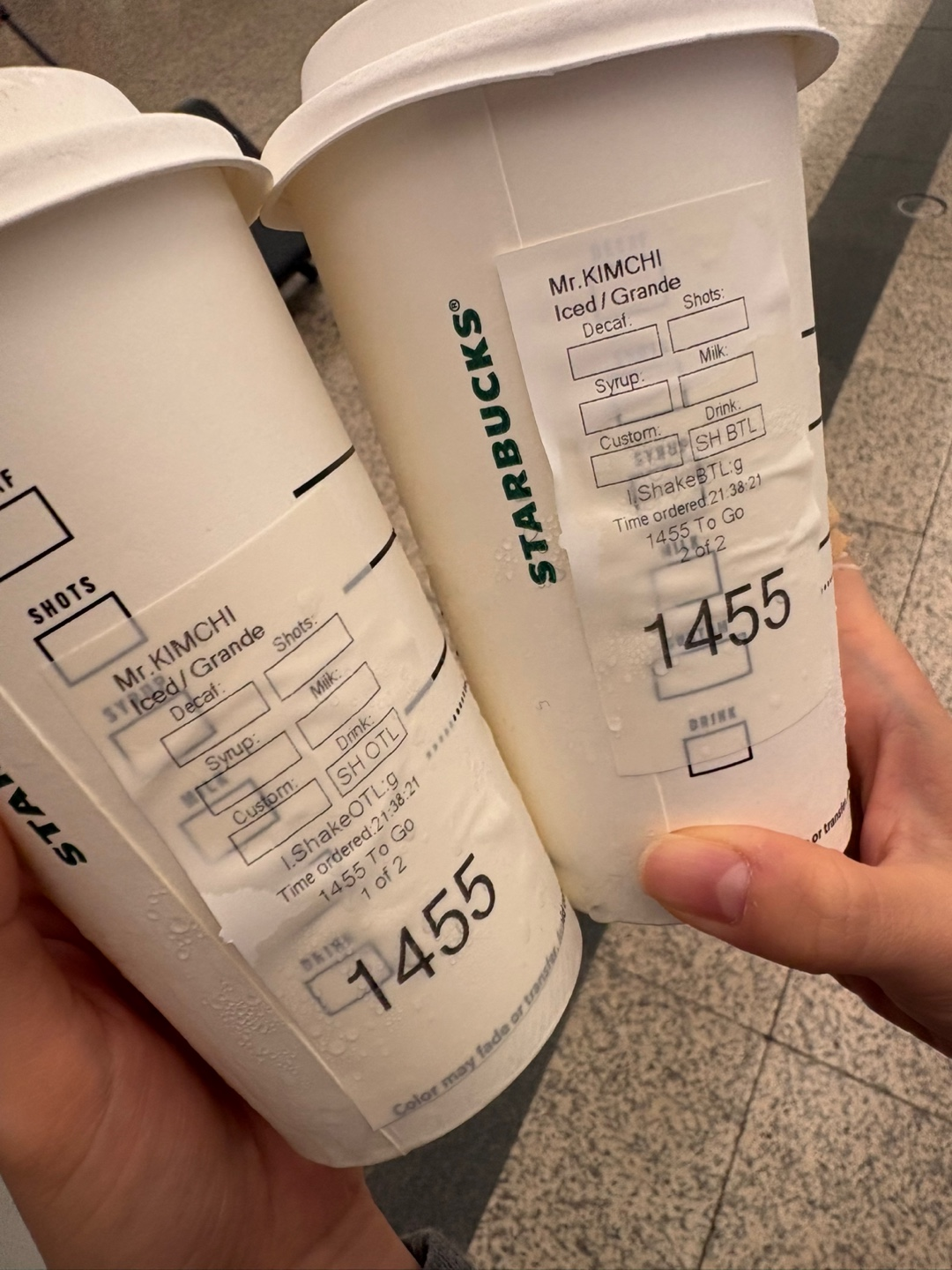 金先生發現飲料杯上的顧客姓名竟然被寫成「Mr.Kimchi」（泡菜先生）。（翻攝自韓網）