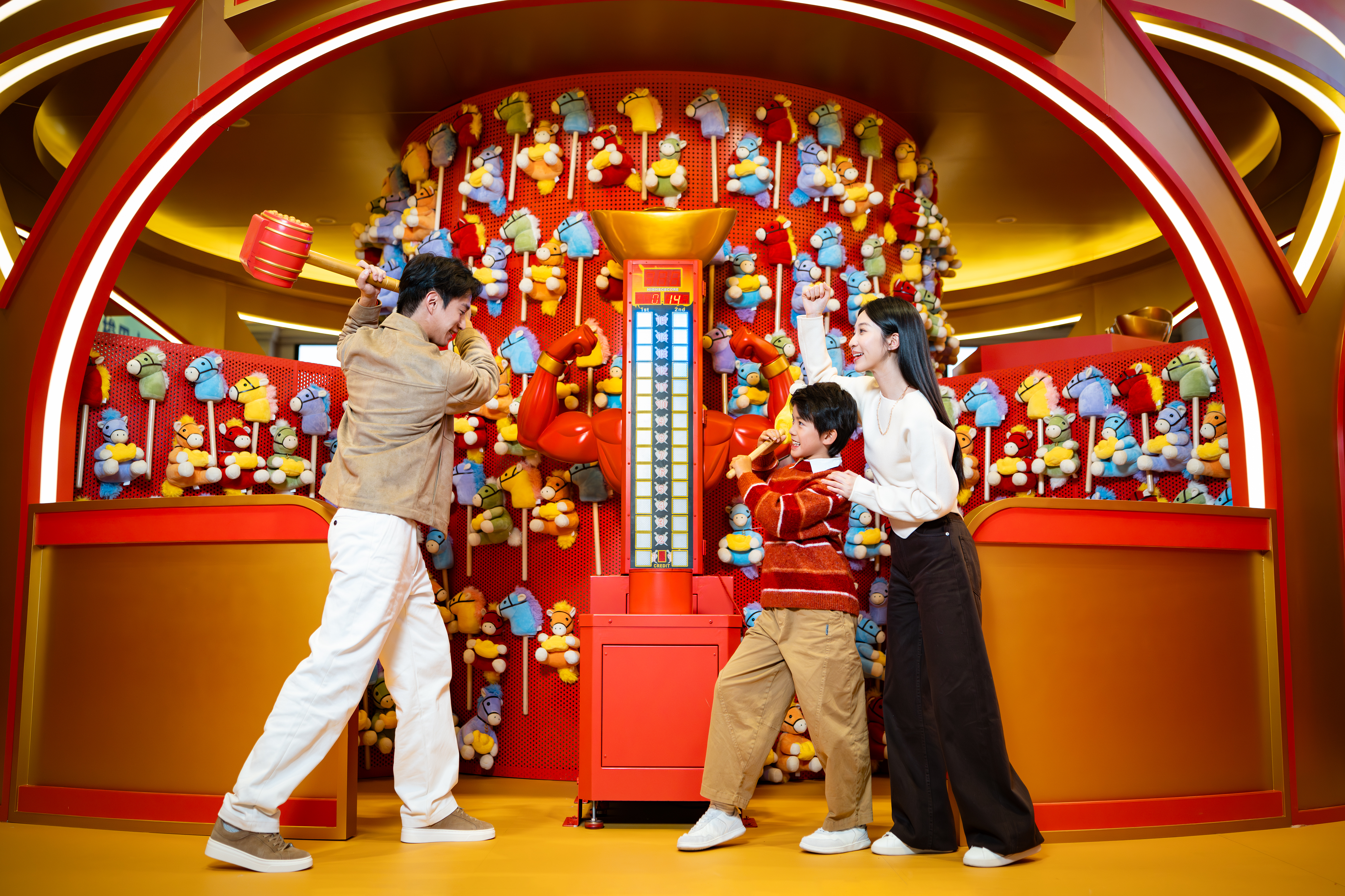祝願步步高昇的「馬上打年高」,很考驗力量。(新濠影滙提供)