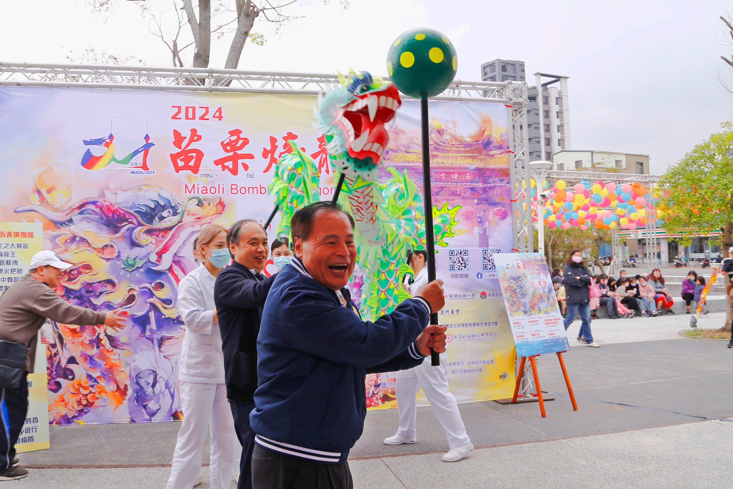 苗栗市公所邀來大千醫院婦產科醫師團隊舞龍，象徵接生龍子龍女、婦產科「生育新龍」。（苗栗市公所提供）
