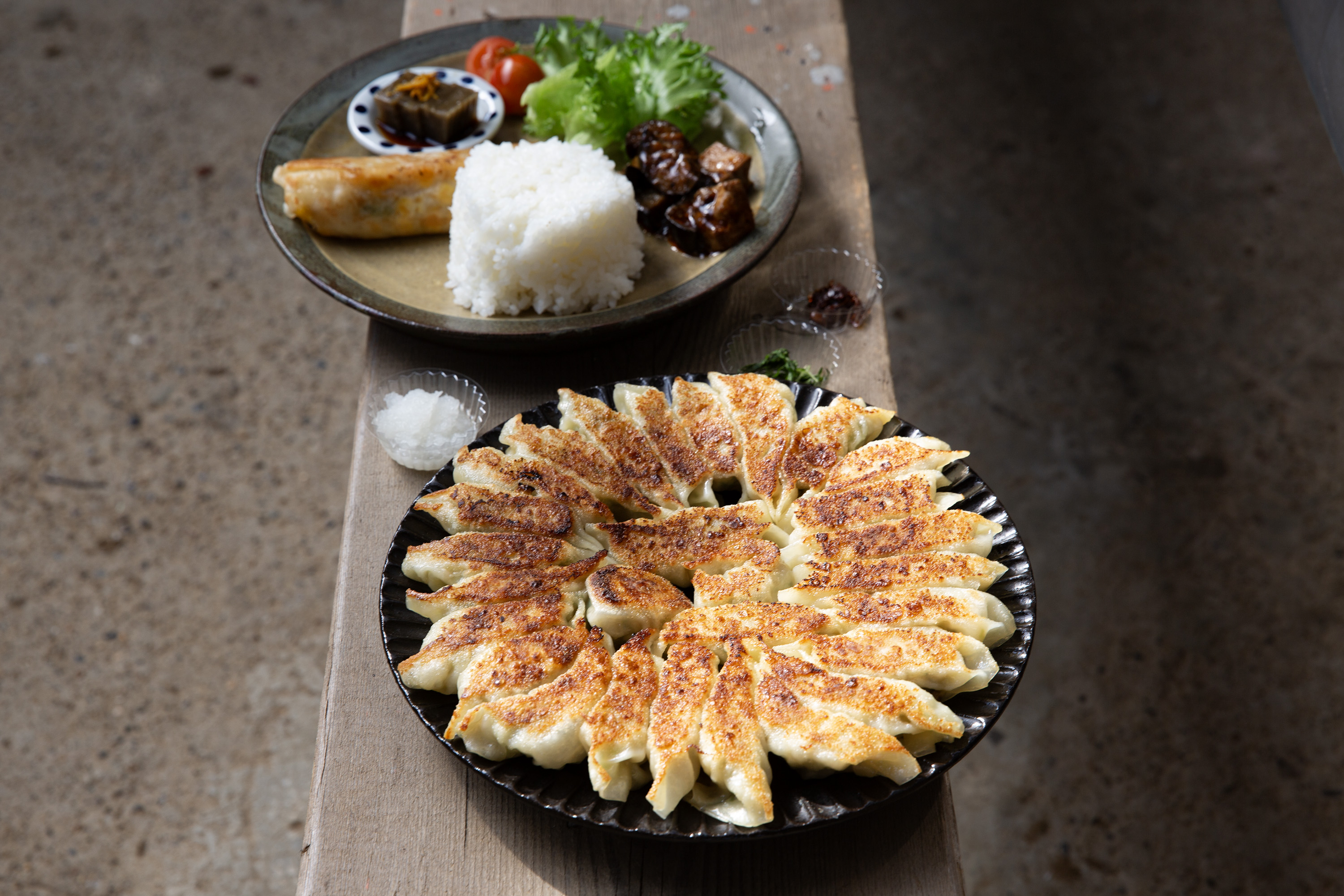 Hennery Farm的煎餃有夠美味,讓我對銚子留下深刻印象。除了煎餃之外,店家還會提供其他菜餚與白飯一起享用。