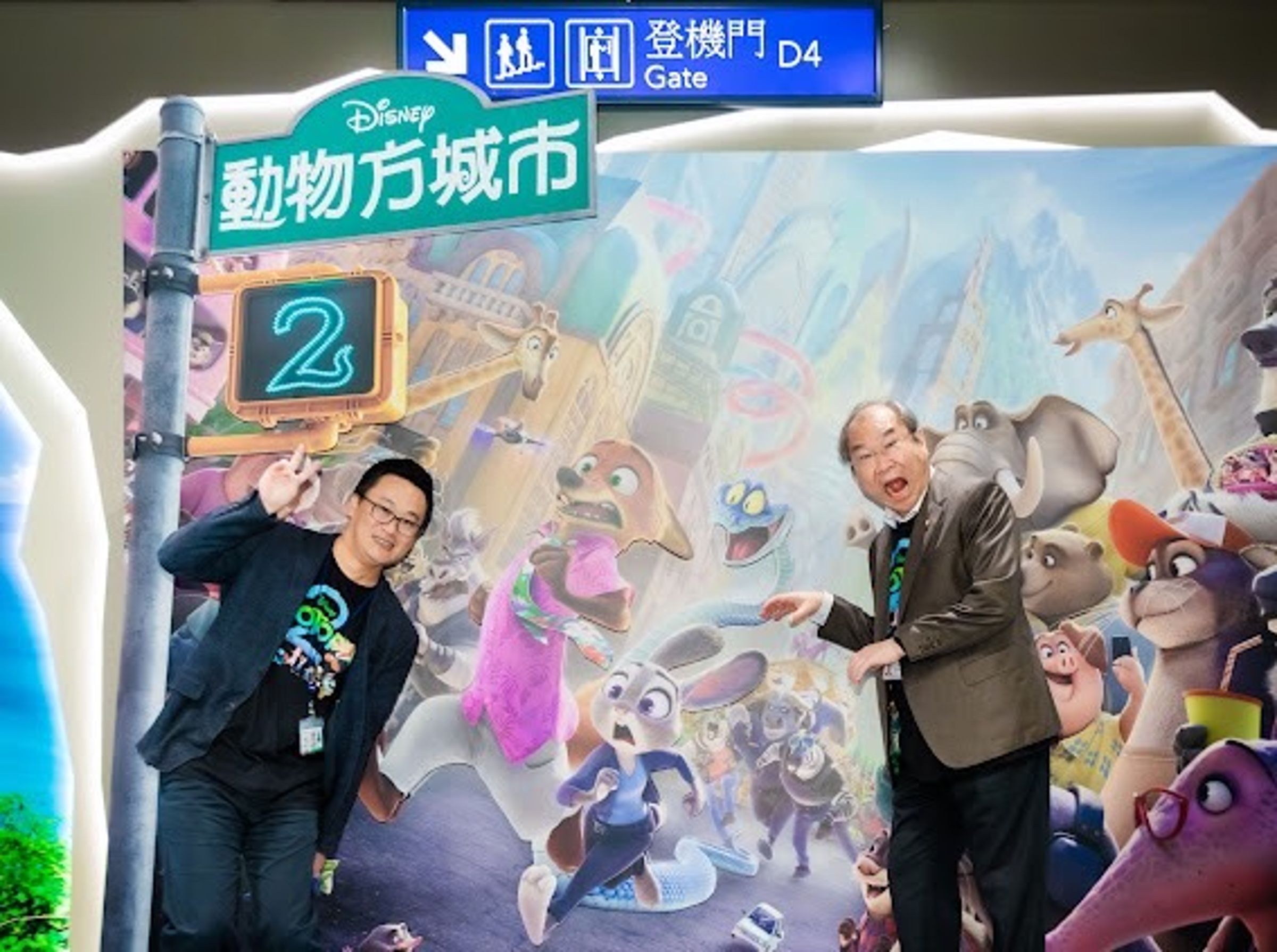 華航董事長高星潢（右）、總經理陳漢銘（左）化身探險隊，一起踏上歡樂冒險旅程。（華航提供）