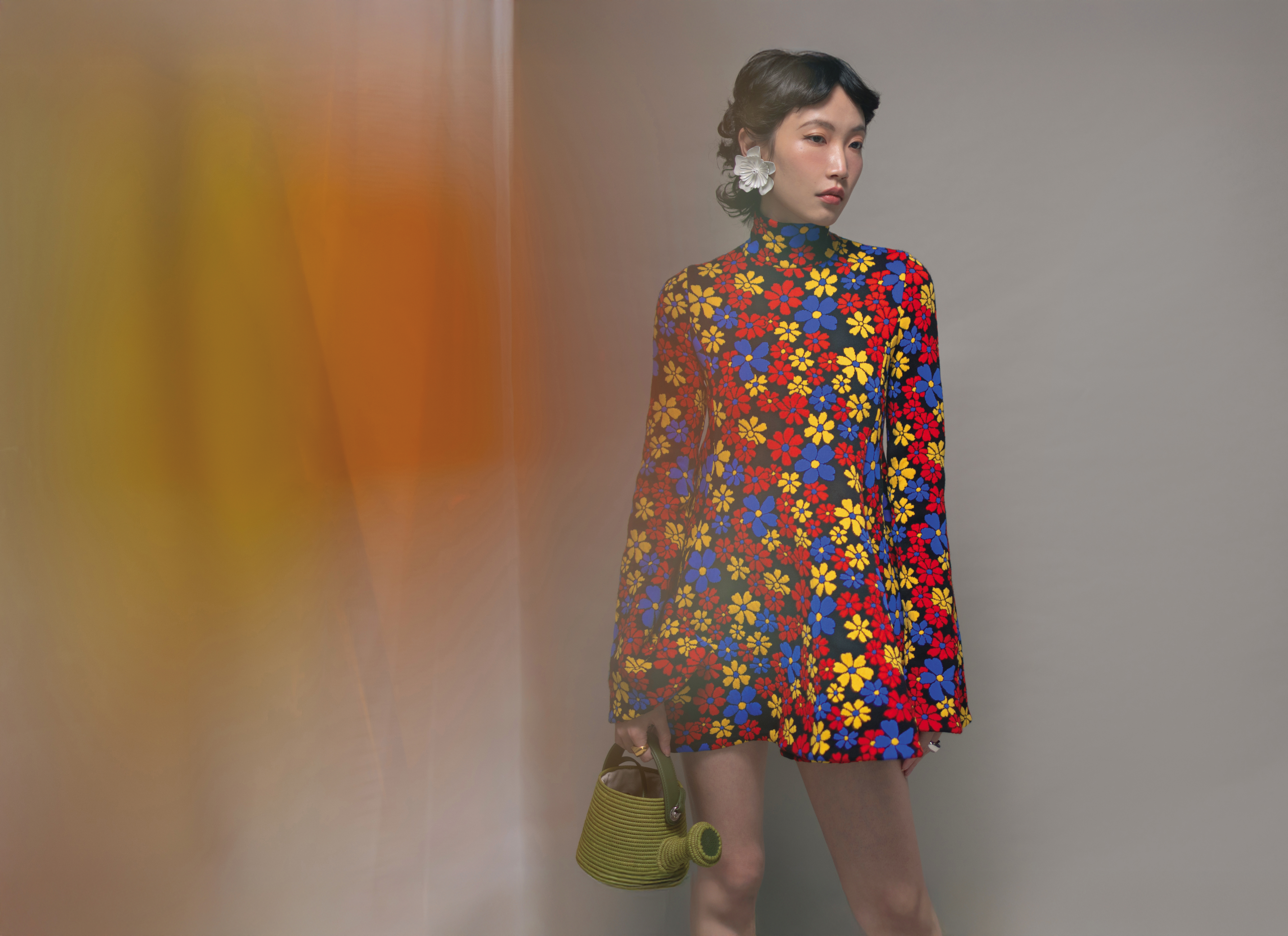 緹花中長連身裙 NT$165,000 by CELINE；Bloom白色花卉耳環 NT$31,600 by Chloé；（左）Triomphe Signet戒指 NT$18,500 by CELINE（右）Triomphe Signet戒指 NT$18,500 by CELINE拉菲草澆水壺造型包 NT$61,000 by LOEWE