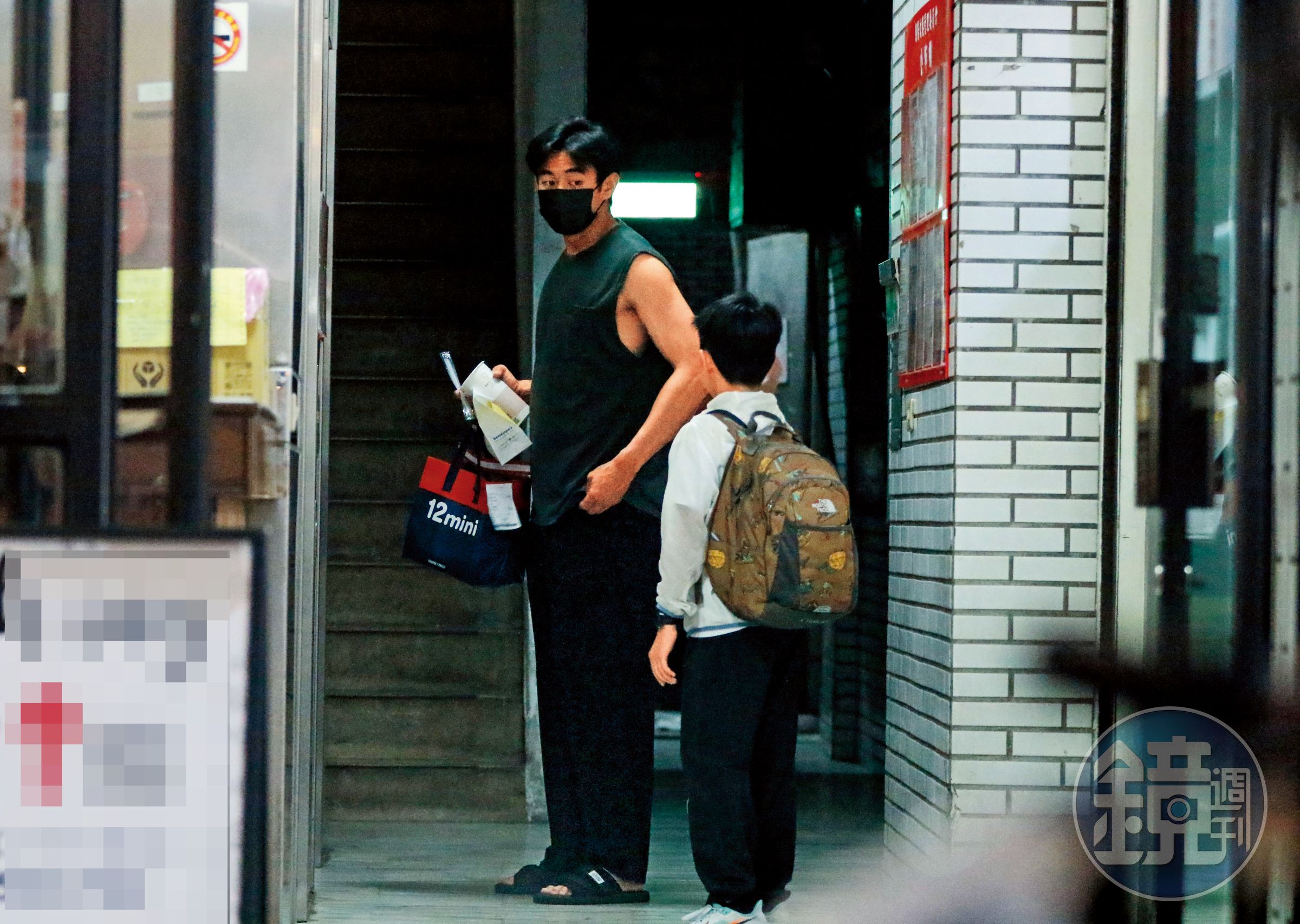 4/14 18：37約1個小時後，張祐嘉竟然換了一身家居服現身，下樓外出採買。