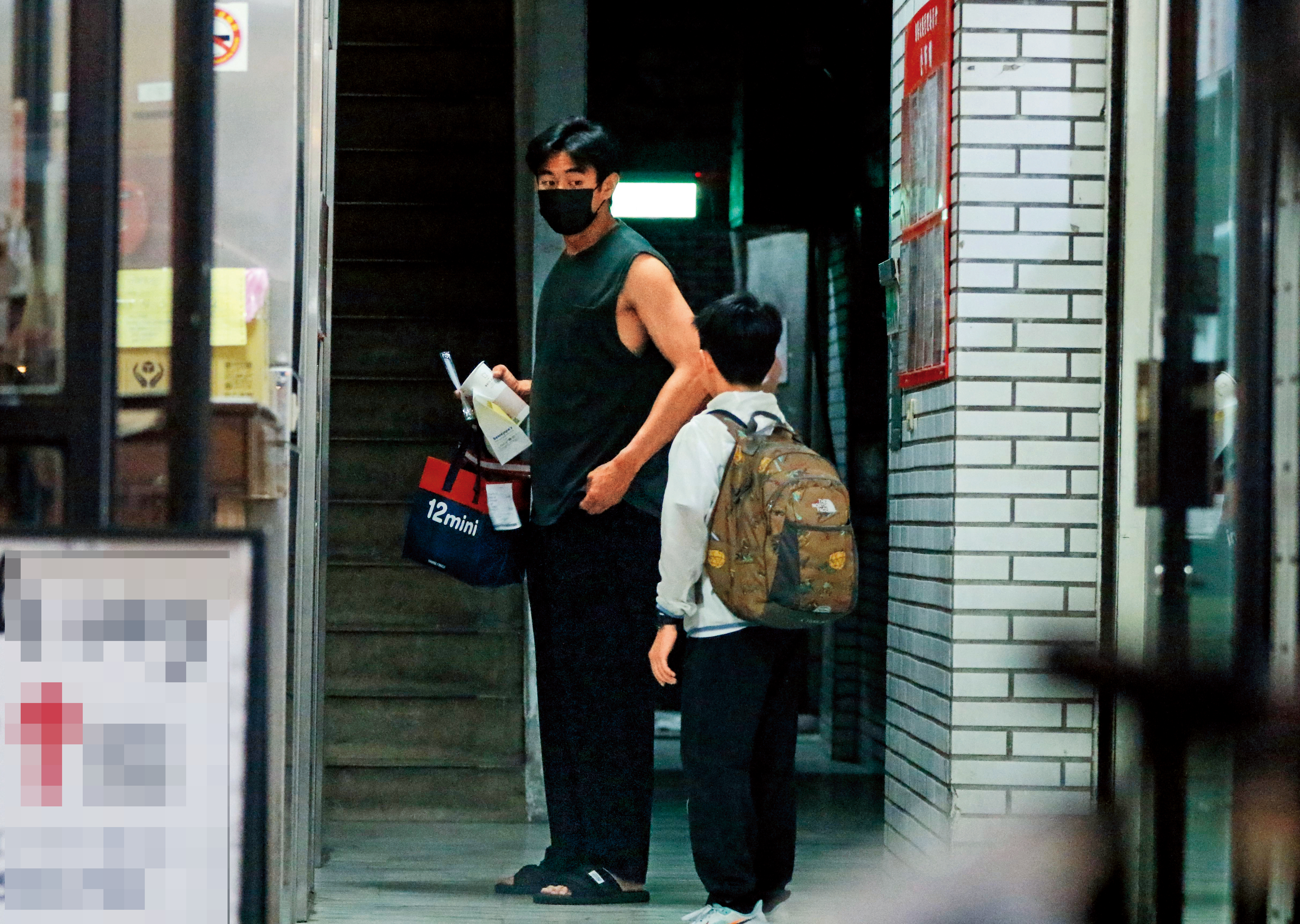 4/14 18：37約1個小時後，張祐嘉竟然換了一身家居服現身，下樓外出採買。