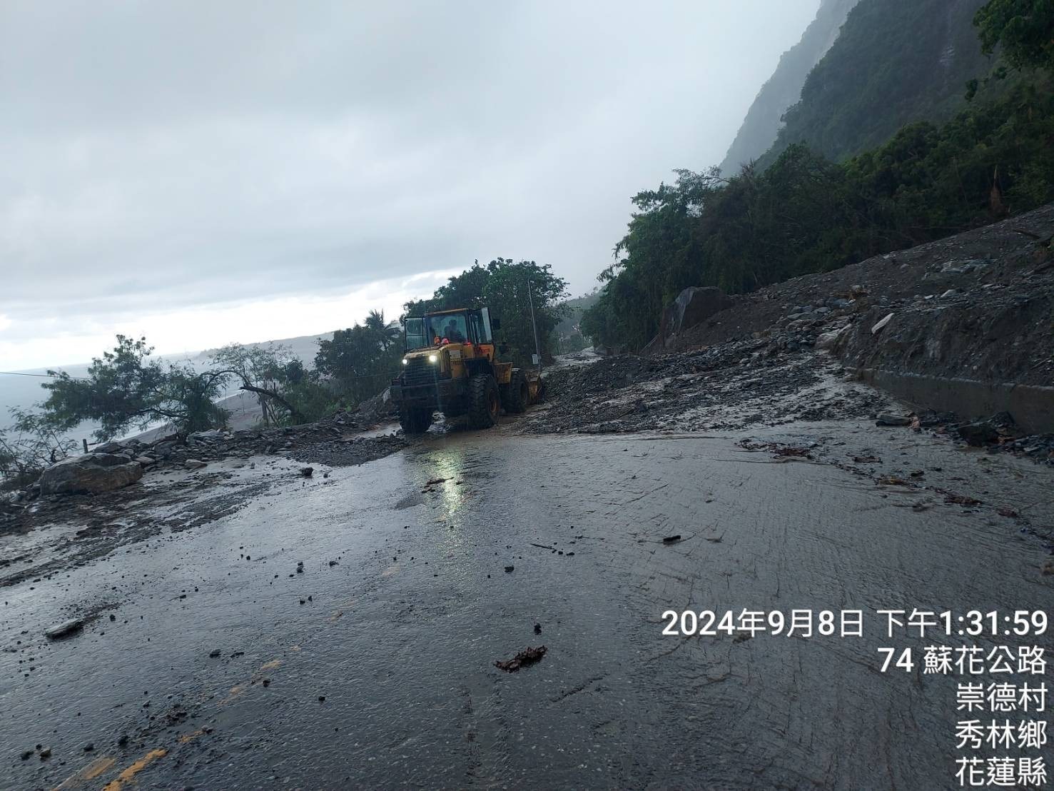 蘇花公路台9線164.5k崇德路段受土石泥流影響，和仁至崇德路段自14時實施封閉管制。（公路局提供）