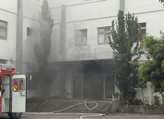 新北樹林一家科技廠今日下午發生火警，一樓會議室竄出濃煙，警消前往搶救。（翻攝畫面）