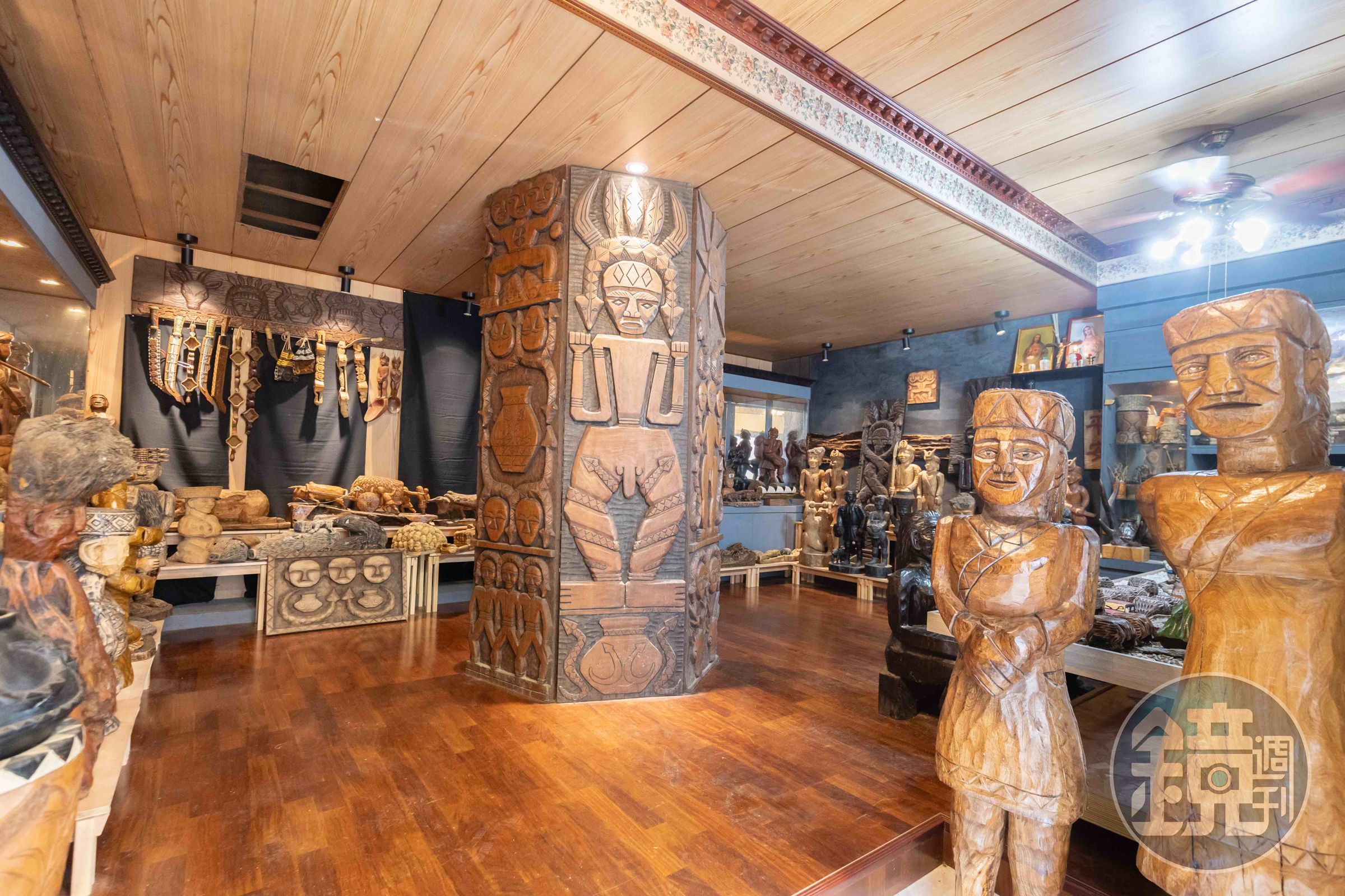 張威光將工作室改造成展覽空間， 展出爸爸多年來的雕刻作品。