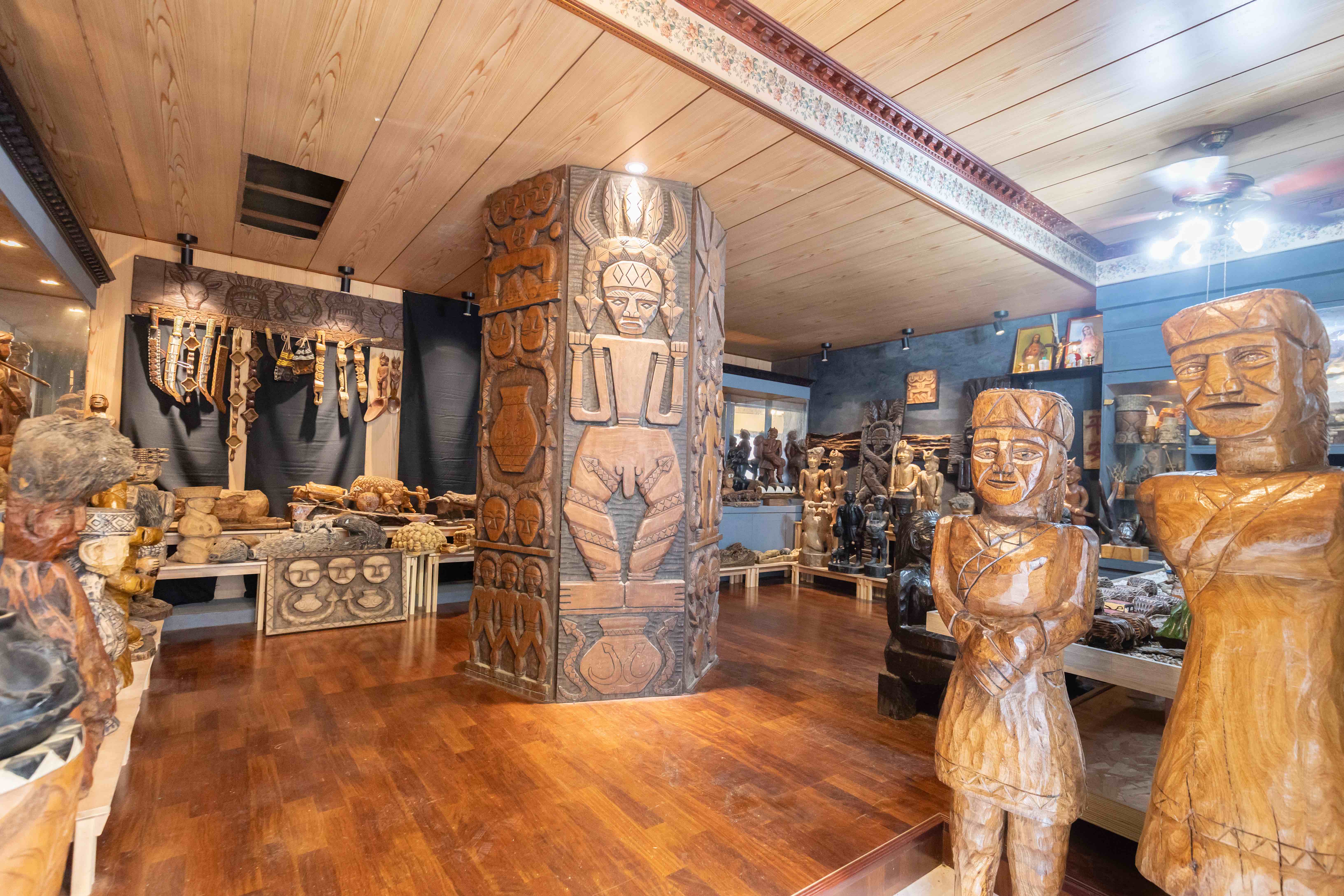 張威光將工作室改造成展覽空間， 展出爸爸多年來的雕刻作品。