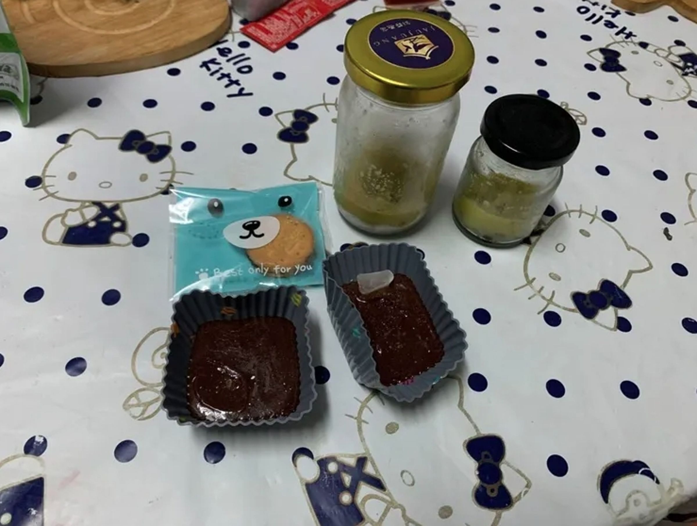 盧男因直接呼麻肺部會受不了，因此把大麻加進巧克力中食用，還將成品裝入可愛的小熊包裝袋。（翻攝畫面）