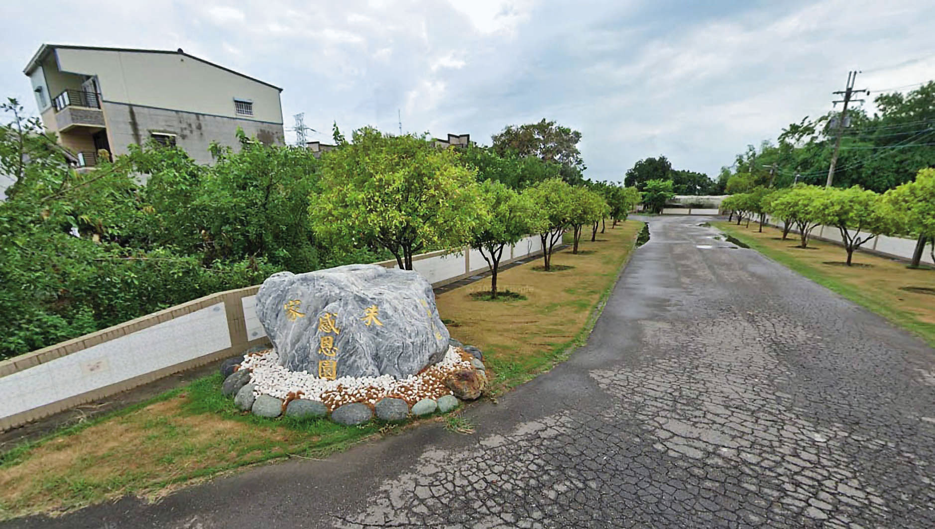 朱更楠出身貧困,事業有成後在高雄老家興建占地2公頃的祠堂(圖),開放鄉親無償使用並做慈善公益。(翻攝GoogleMaps)