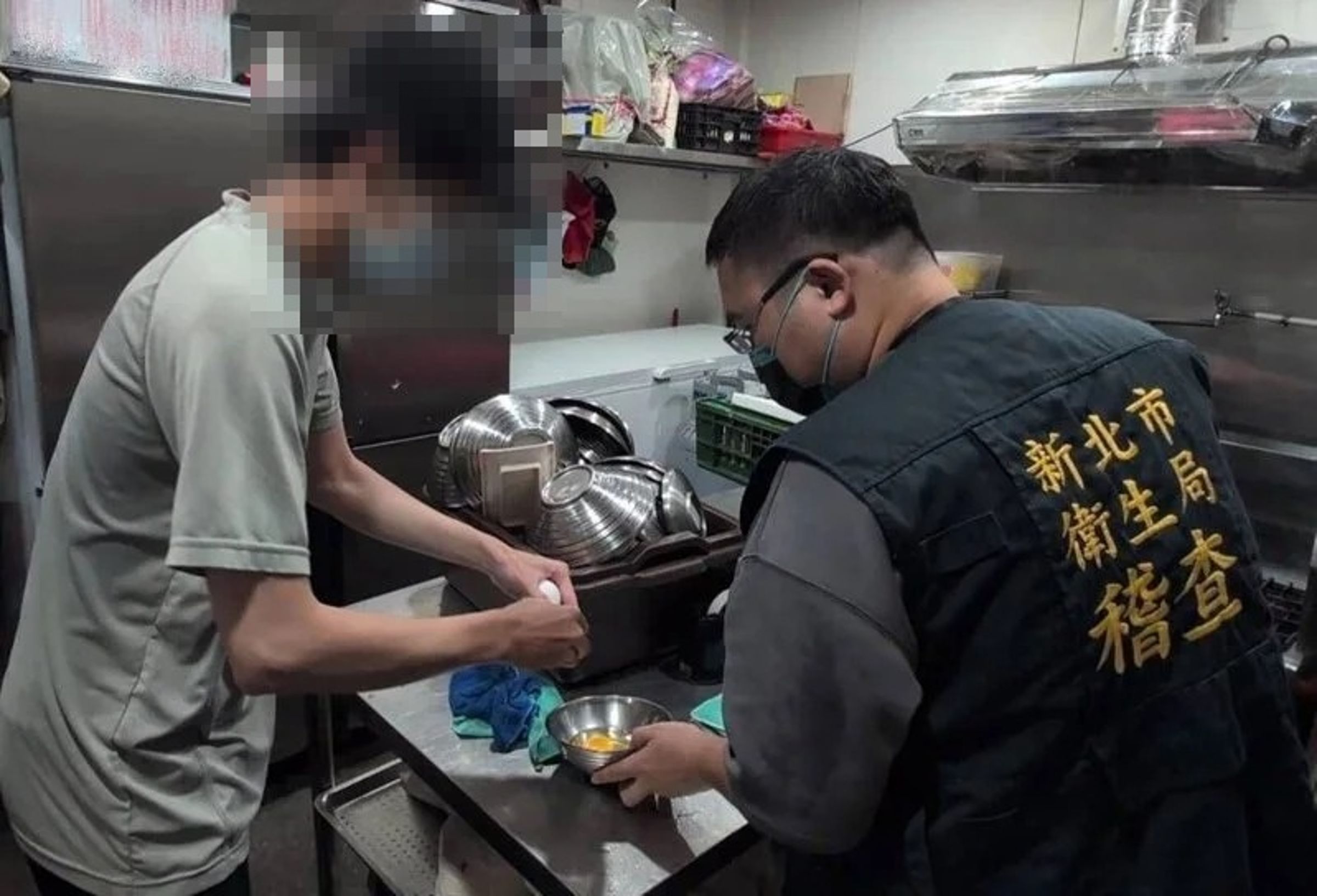 清明連假不只高雄爆出春捲食物中毒案,新北新店一家便當店也鬧出食安問題。(新北市衛生局提供)