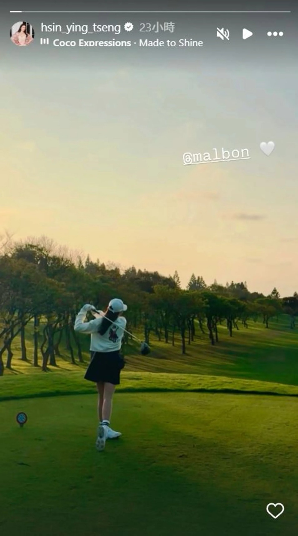 曾馨瑩過去分享穿一身Malbon高爾夫球裝打球的姿態。（翻攝曾馨瑩IG）
