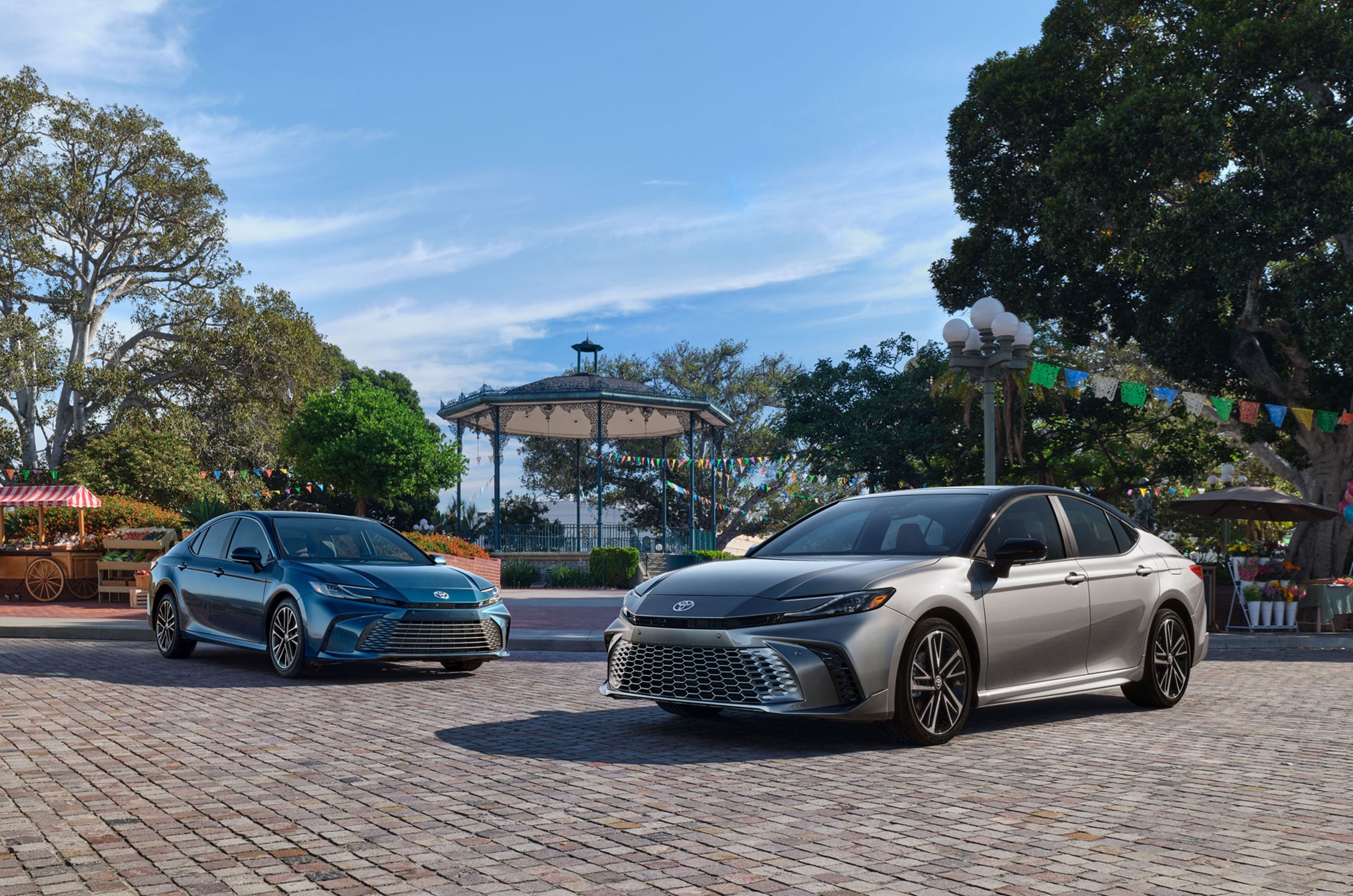 在等級編成上，TOYOTA  Camry提供汽油豪華、汽油旗艦、油電尊爵、油電旗艦版共四等級以滿足不同消費者需求。（圖為美規車款）