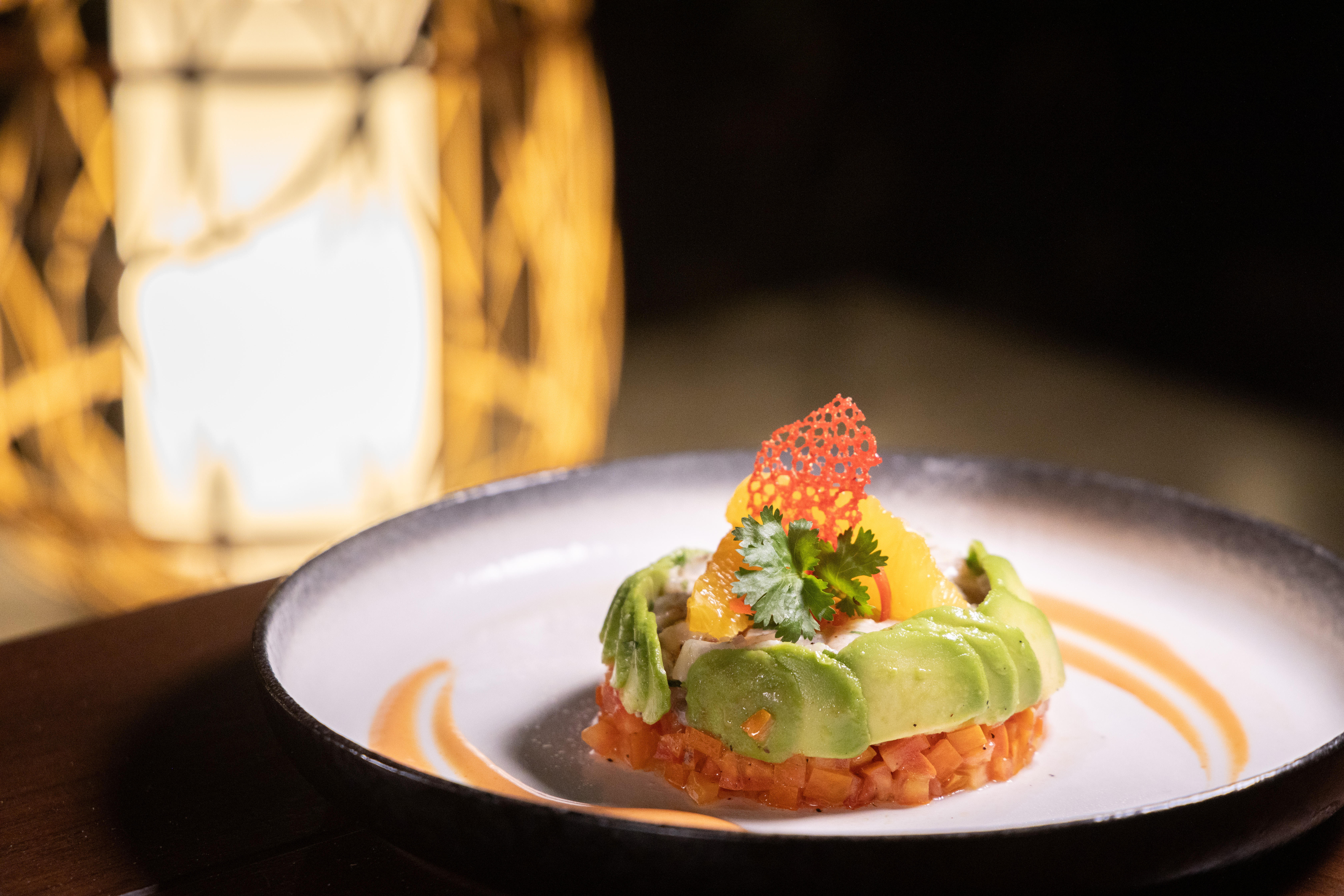 小島上的檸檬汁醃生魚「Ceviche」分外新鮮。（700泰銖／份，約NT$628）