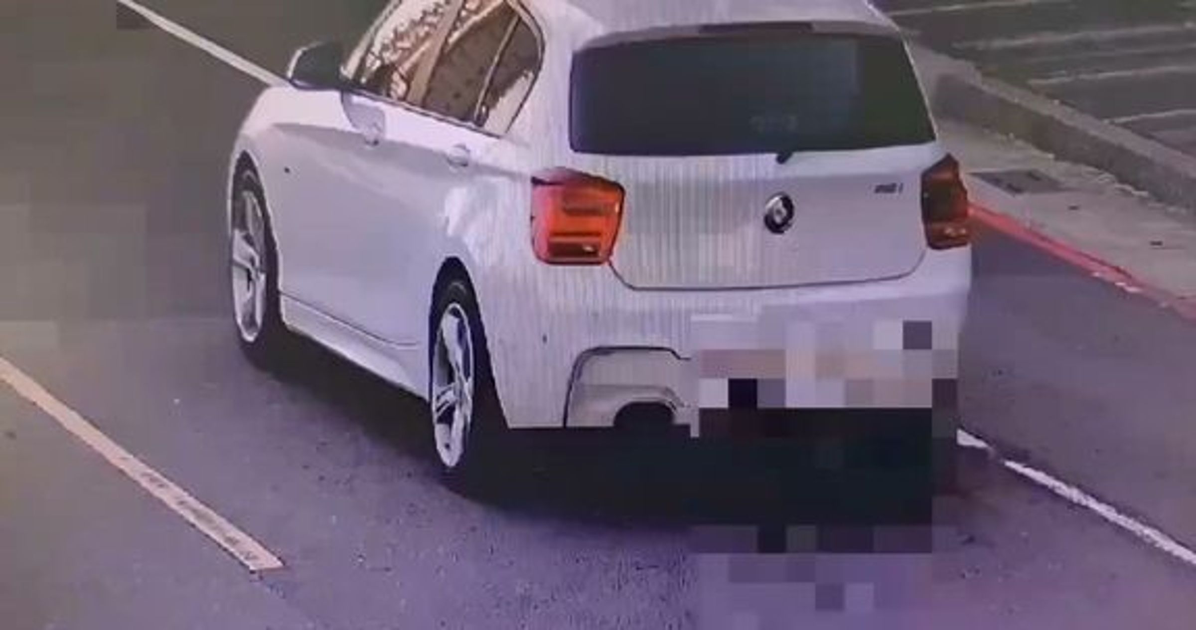 白色BMW犯案車輛被拍下畫面，疑與黑道糾葛有關。（翻攝畫面）
