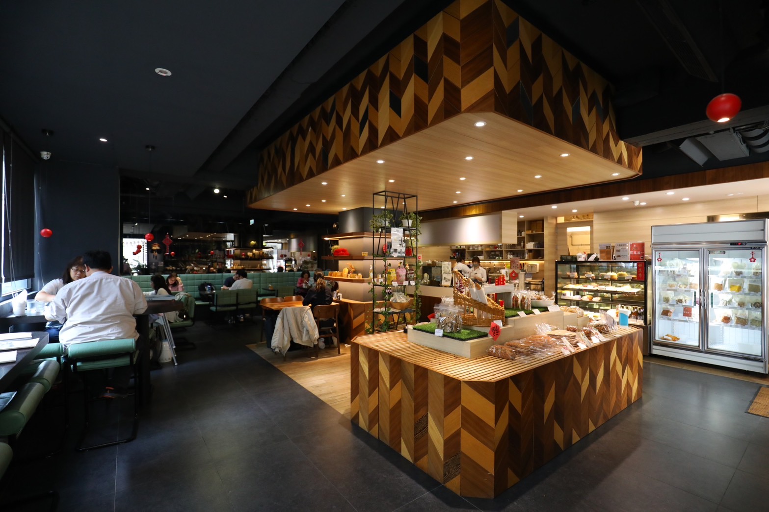 「Oma’s deli deli」簡約的德式裝潢風格曾榮獲2020年義大利國際室內設計銅牌。