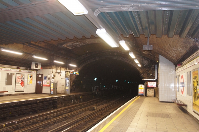 日本南海電鐵白鷺站22日下午驚傳落軌人撞人事件。示意圖。（翻攝自photoAC）