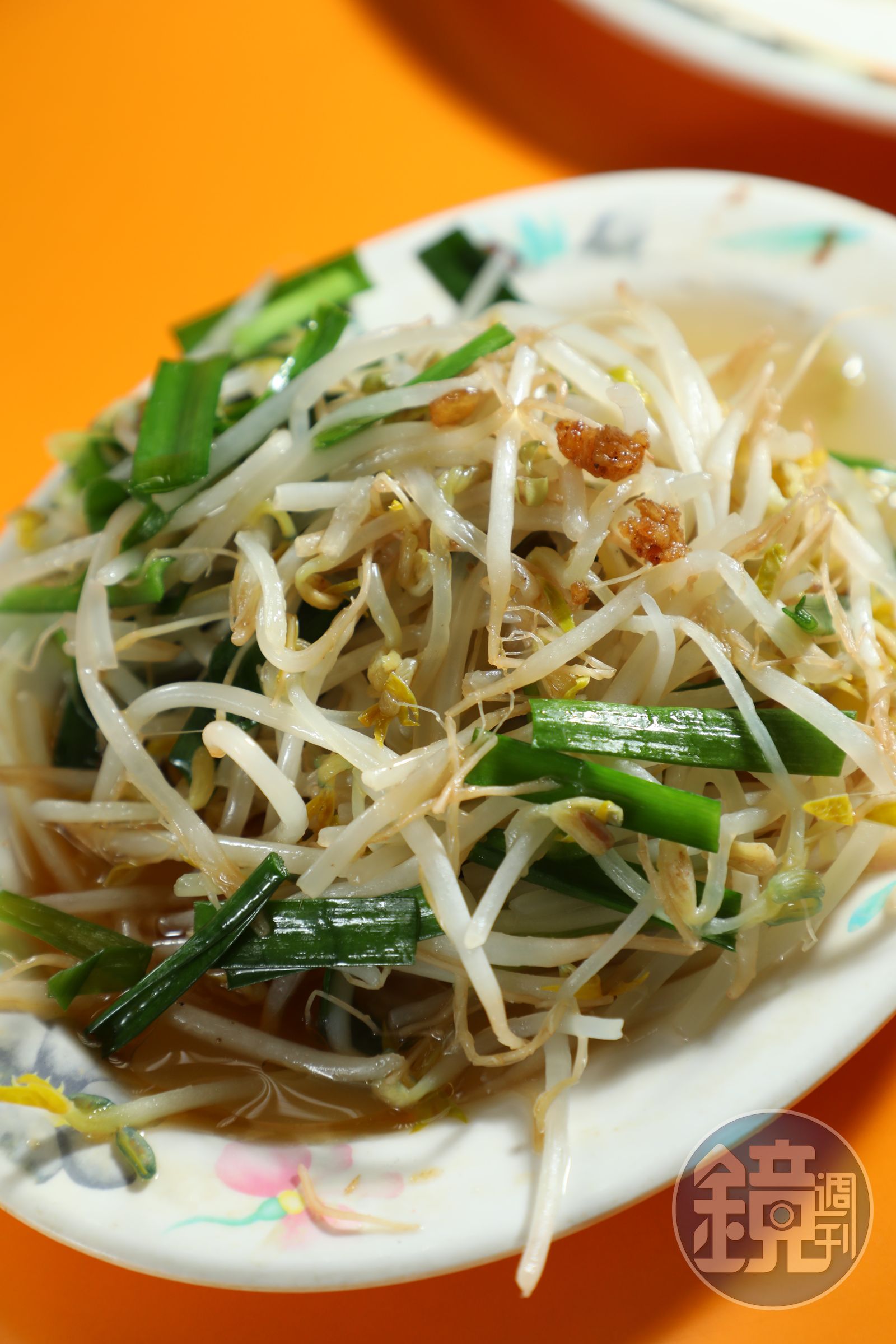 「燙青菜」就是燙豆芽和韭菜，也是老麵店的神奇標配。（30元／份）