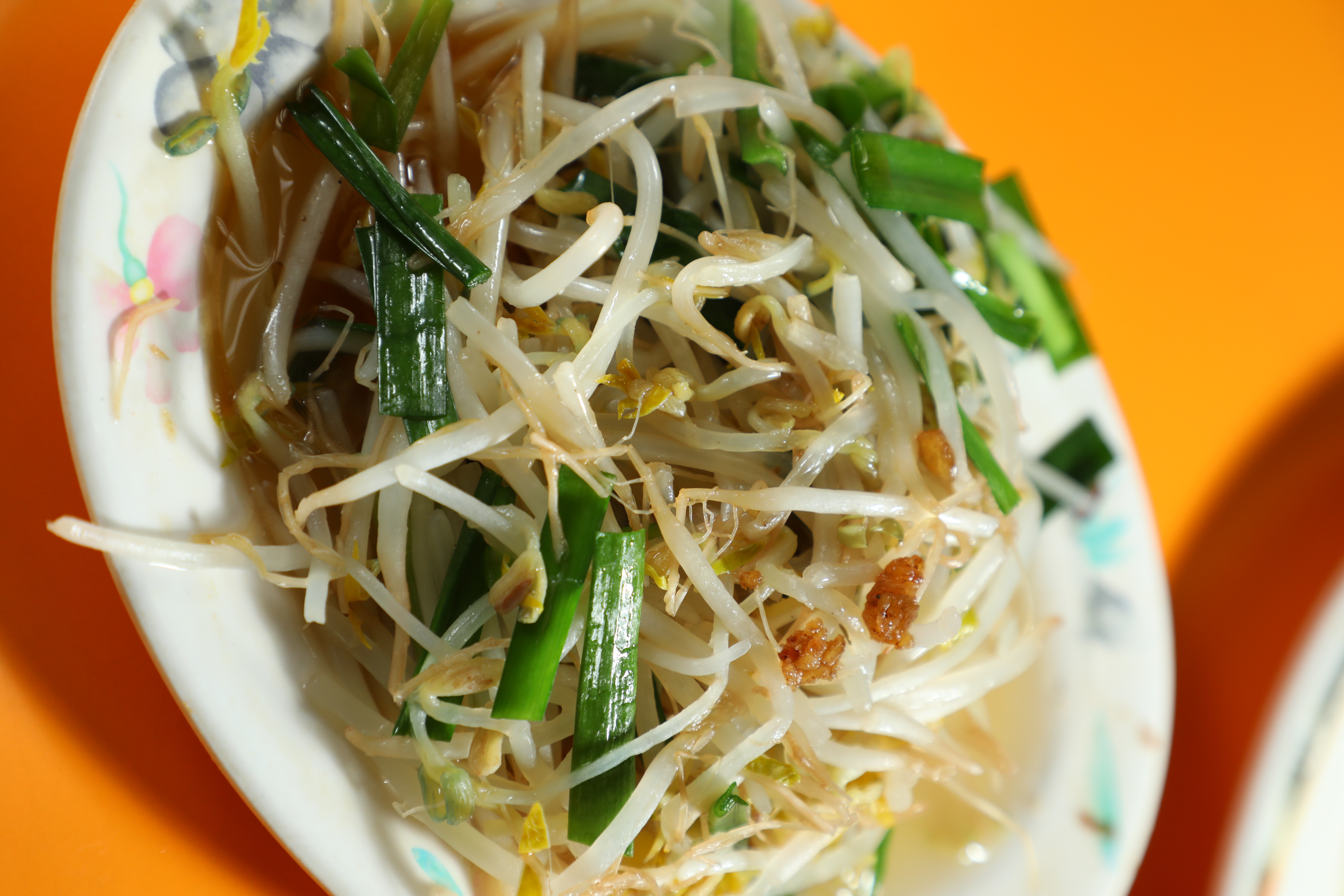 「燙青菜」就是燙豆芽和韭菜，也是老麵店的神奇標配。（30元／份）