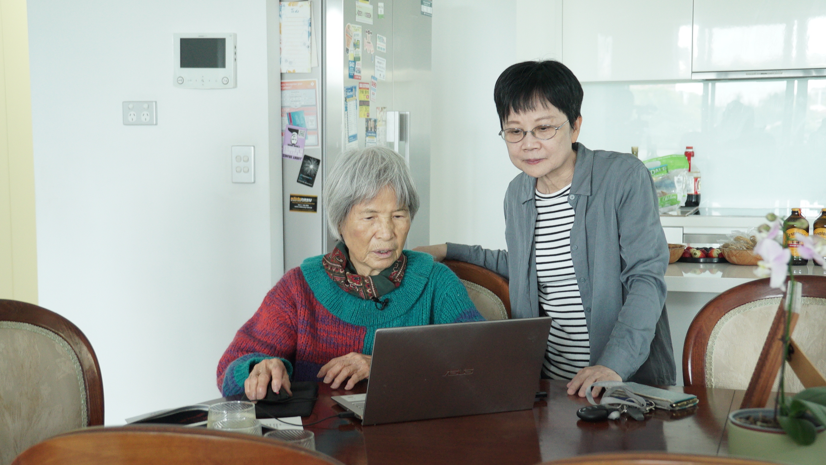 紀錄片《南半球最璀璨的星星》導演陳麗貴（右）與邱垂亮遺孀林月琴（左）。（牽猴子提供）